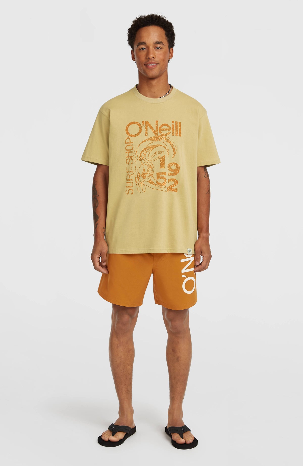 Cali 16'' Badehose für Herren, orange mit Logo-Print in Weiß, Ganzkörperansicht von vorne getragen am Model