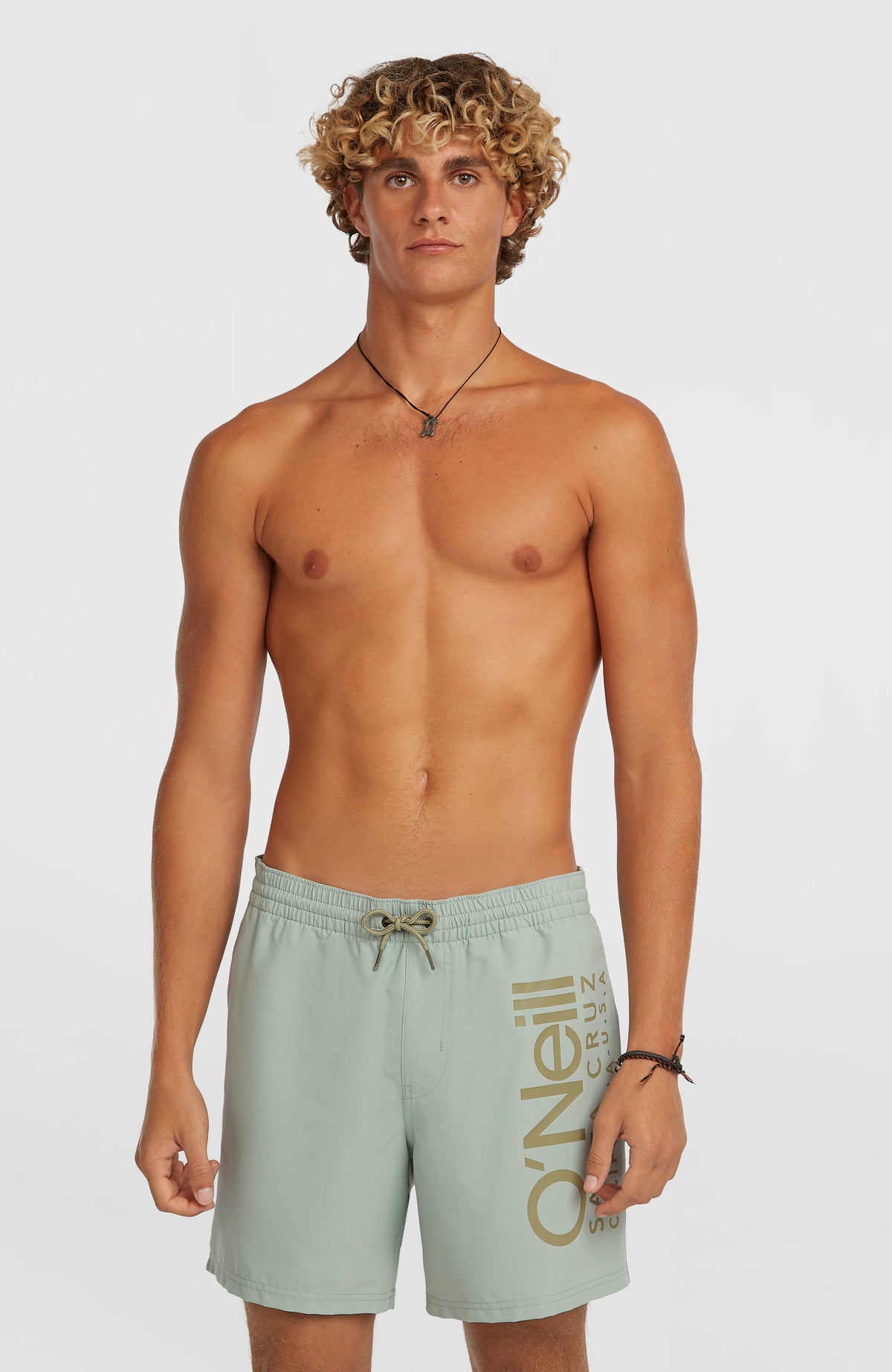 O'Neill Cali 16'' Badehose für Herren, grün mit Logo-Print in Beige, Vorderansicht getragen am Model
