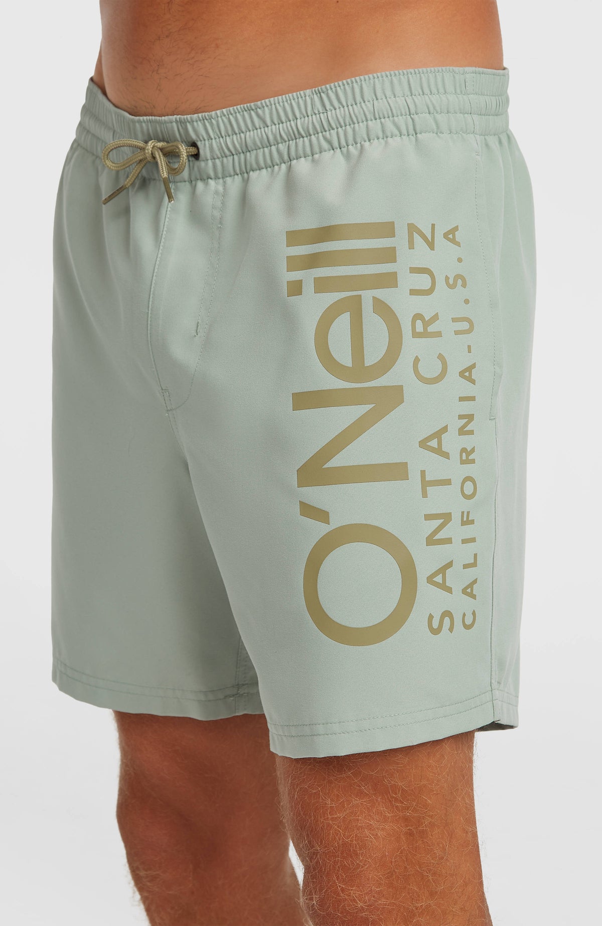 Cali 16'' Badehose für Herren, grün mit Logo-Print in Beige, seitliche Nahaufnahme am Model mit Kordelzug