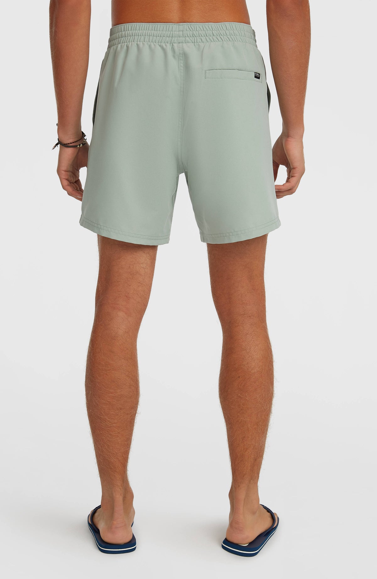 Cali 16'' Badehose für Herren, grün mit Logo-Print in Beige, Rückansicht getragen am Model mit Gesäßtasche