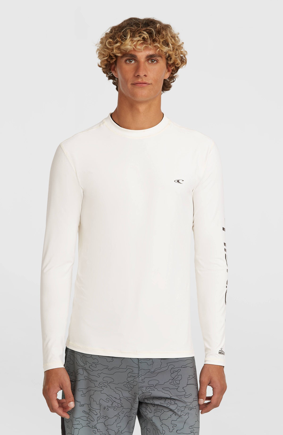 O'Neill Longsleeve-UV-Shirt für Herren, weiß mit Logo-Print in Schwarz, Vorderansicht getragen am Model