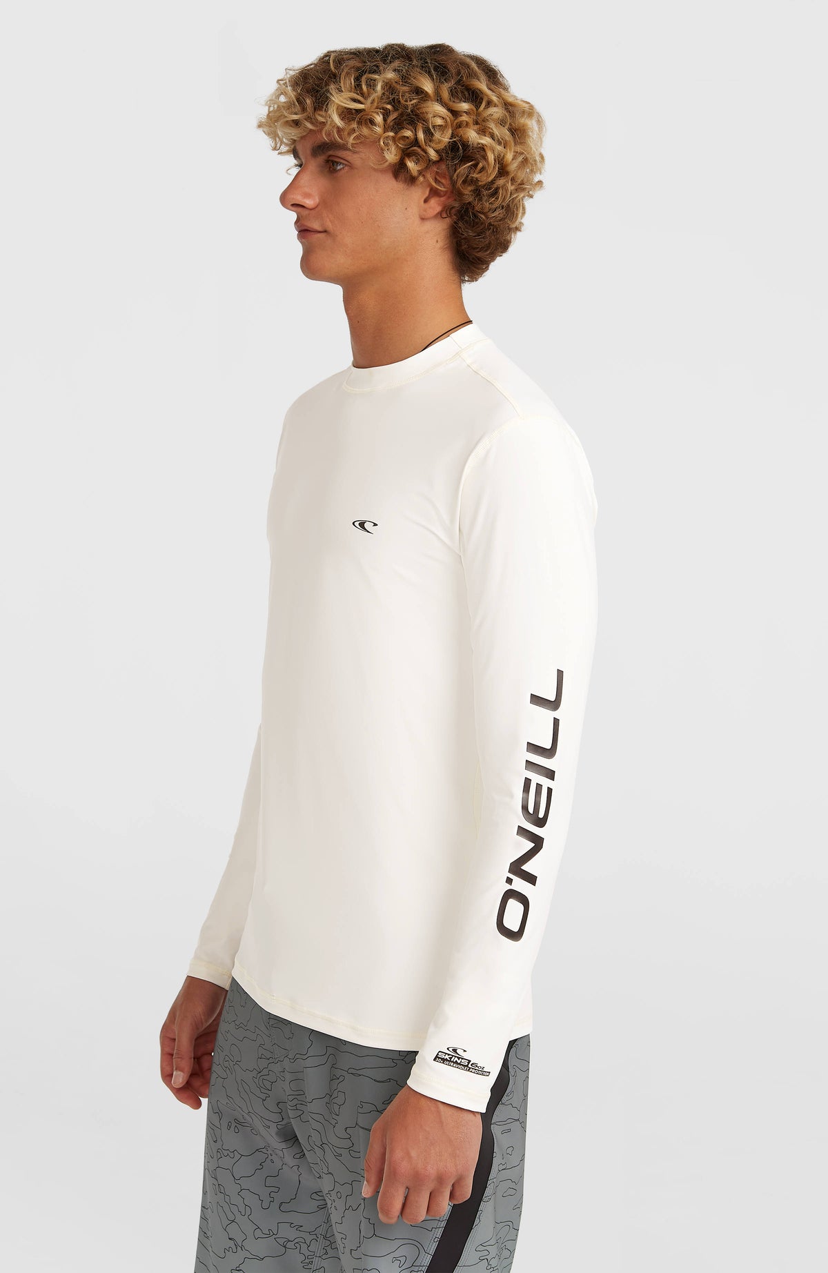 Weißes Longsleeve-UV-Shirt für Herren mit Logo-Print in Schwarz, Seitenansicht am Model mit Schriftzug am Ärmel