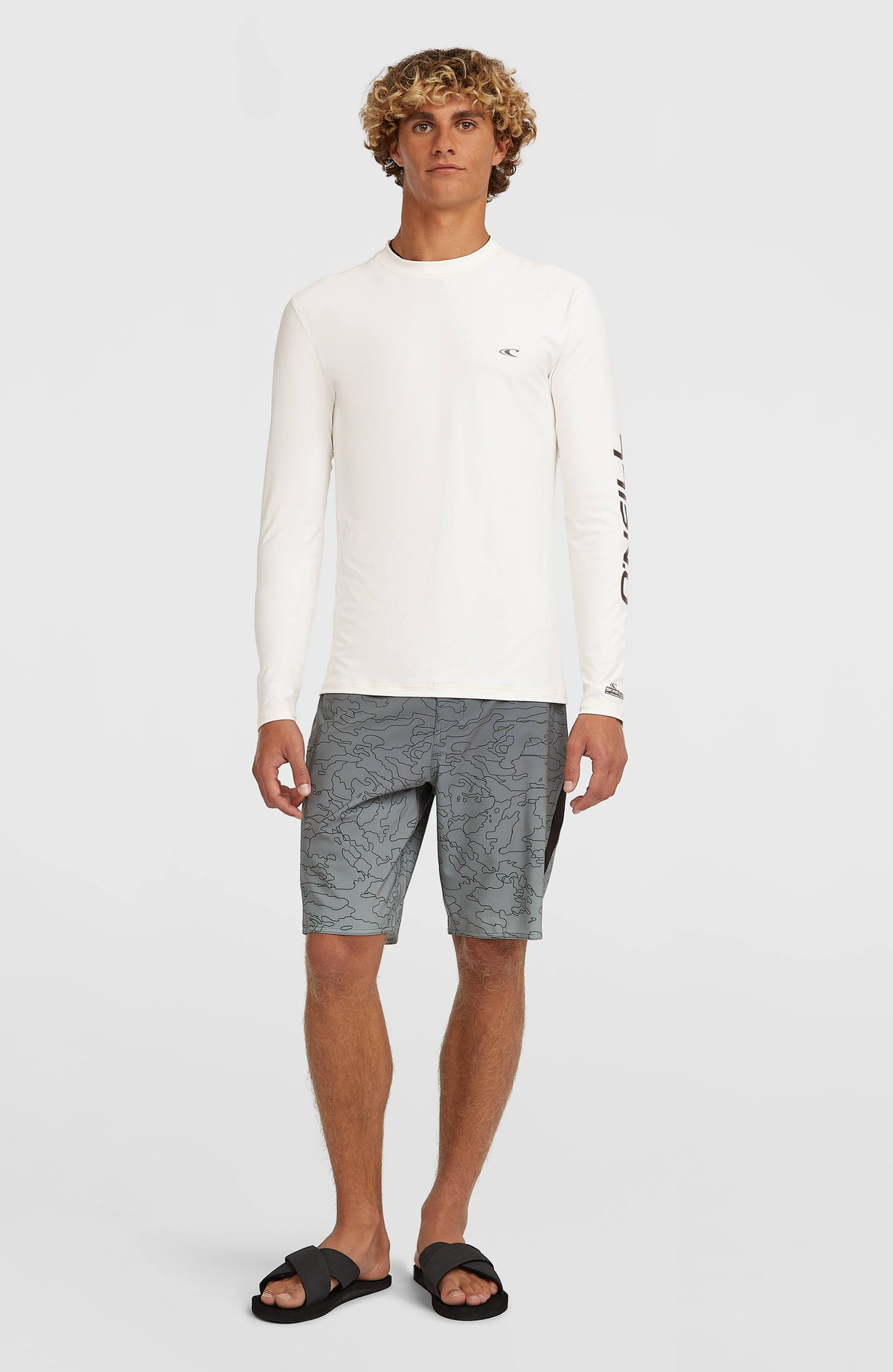 Weißes Longsleeve-UV-Shirt für Herren mit Logo-Print in Schwarz, frontale Ganzkörperansicht getragen am Model