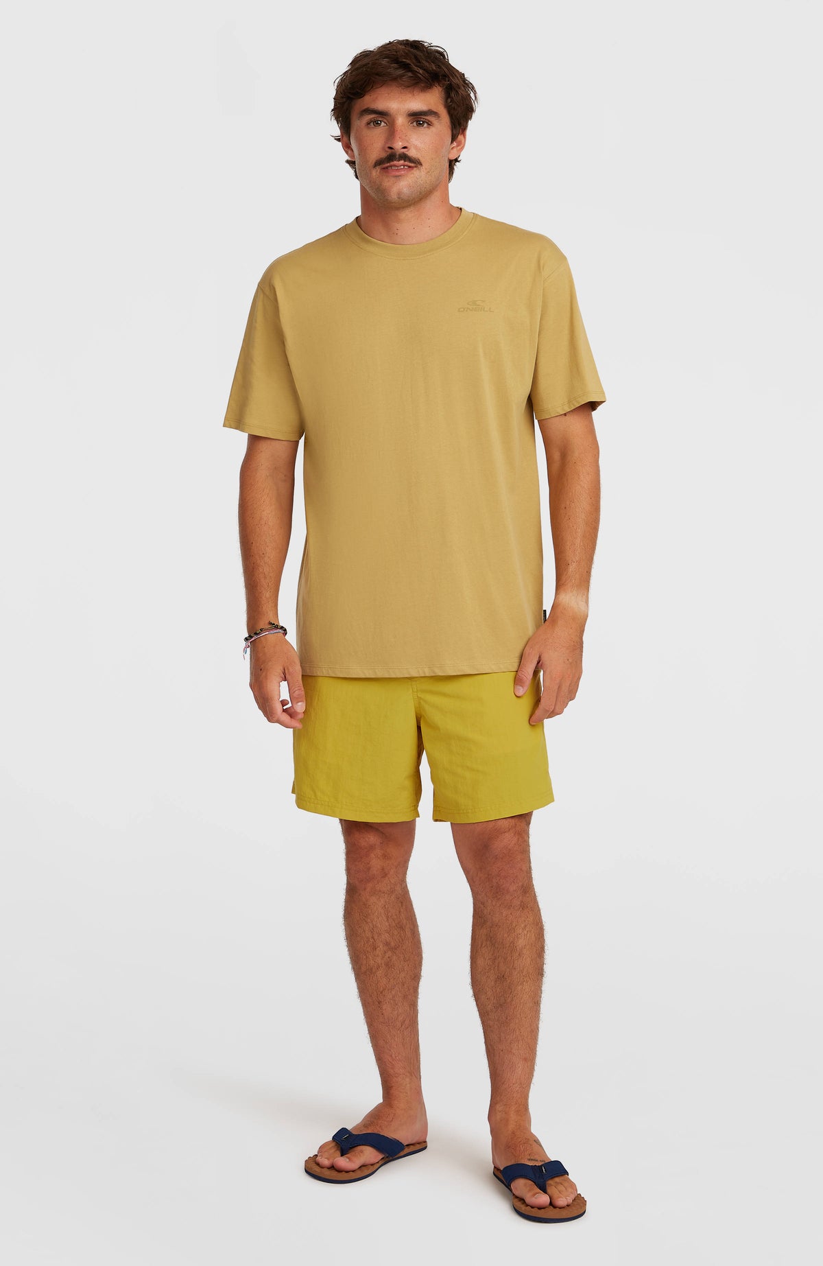 Vert 16'' Badehose für Herren, gelb, Ganzkörperansicht am Model, kombiniert mit T-Shirt und Sandalen