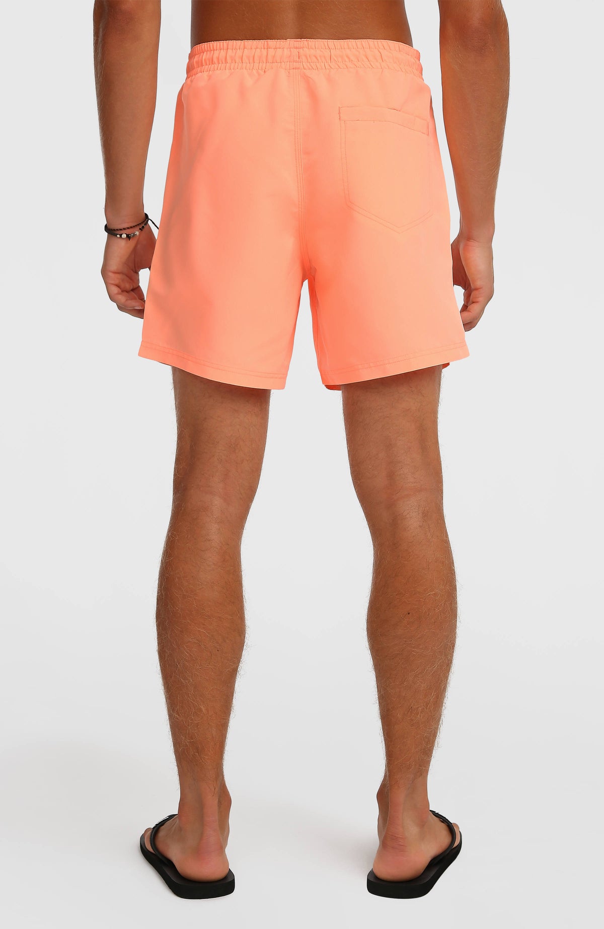 Vert 16'' Badehose für Herren, orange, Rückansicht am Model mit aufgesetzter Gesäßtasche