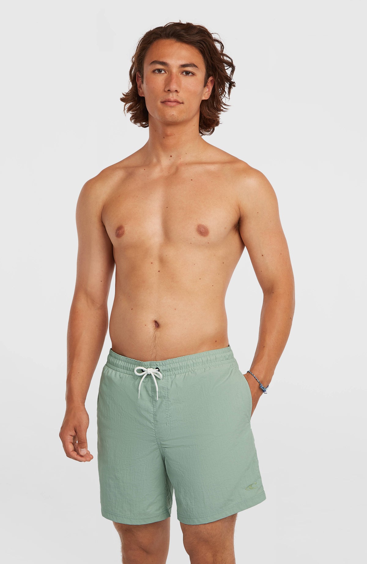 O'Neill Vert 16'' Badehose für Herren, grün, Vorderansicht, getragen am Model mit weißem Kordelzug am Bund