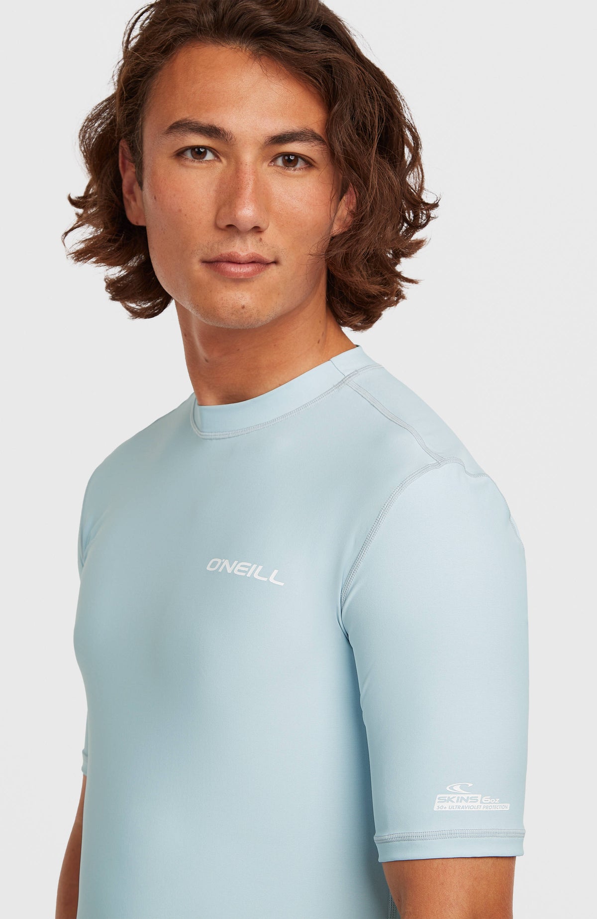 Shortsleeve-UV-Shirt für Herren, blau, Nahaufnahme von Rundhalskragen und Logo-Print, getragen am Model