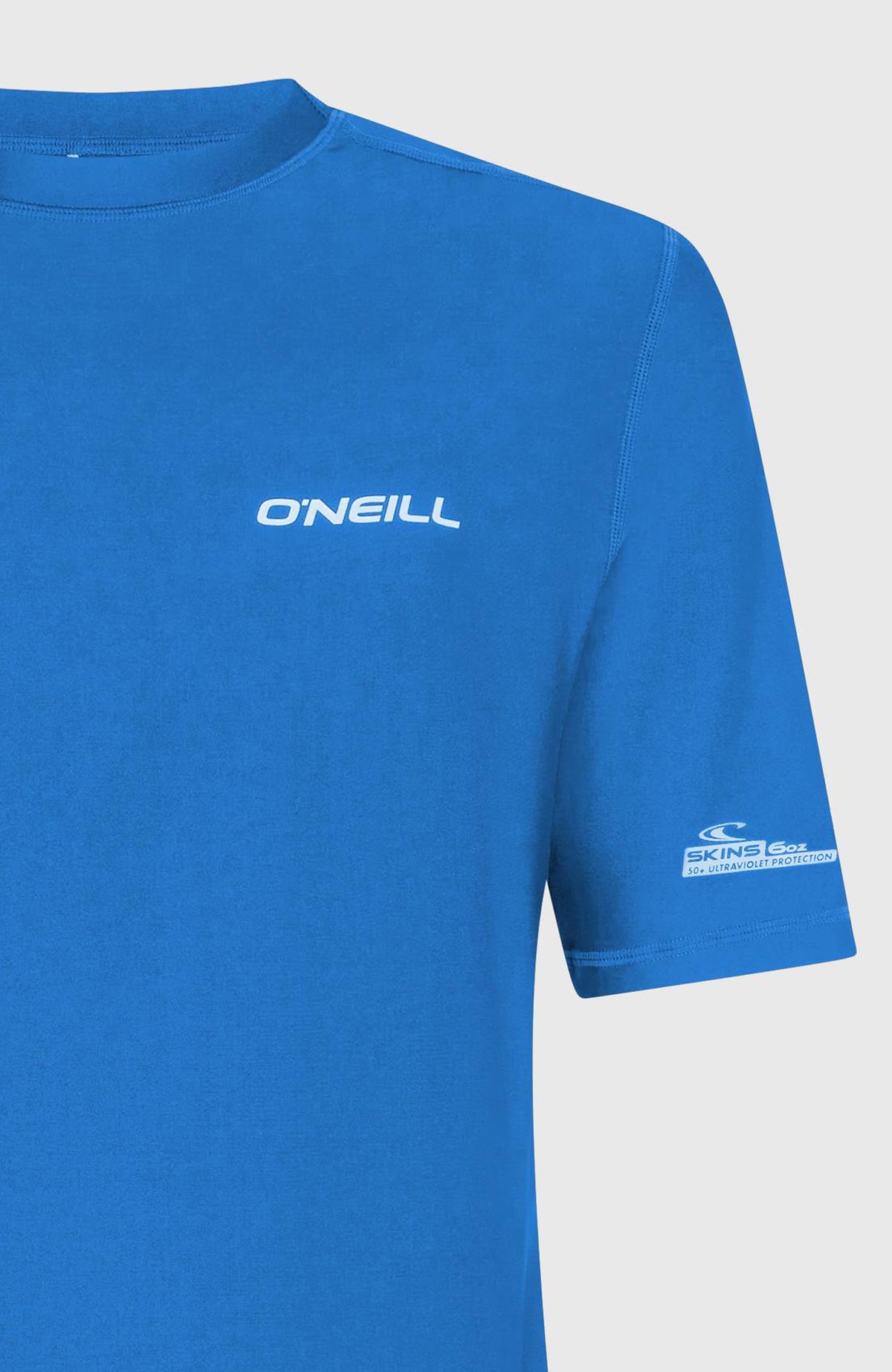 Nahaufnahme des blauen Shortsleeve-UV-Shirts für Herren mit Logo-Print auf der Brust