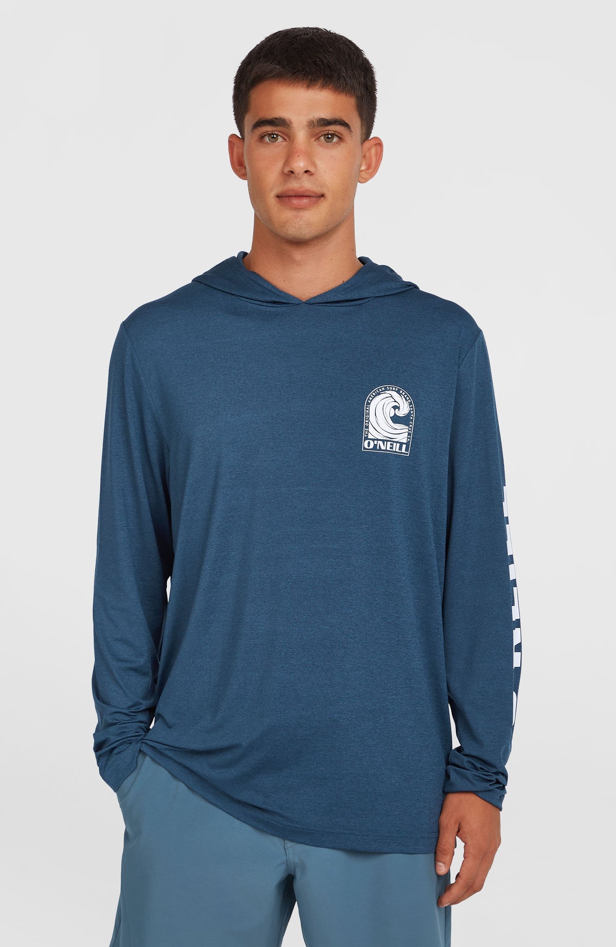 O'Neill UPF Hoodie für Herren, blau mit Logo-Print in Weiß, Vorderansicht getragen am Model