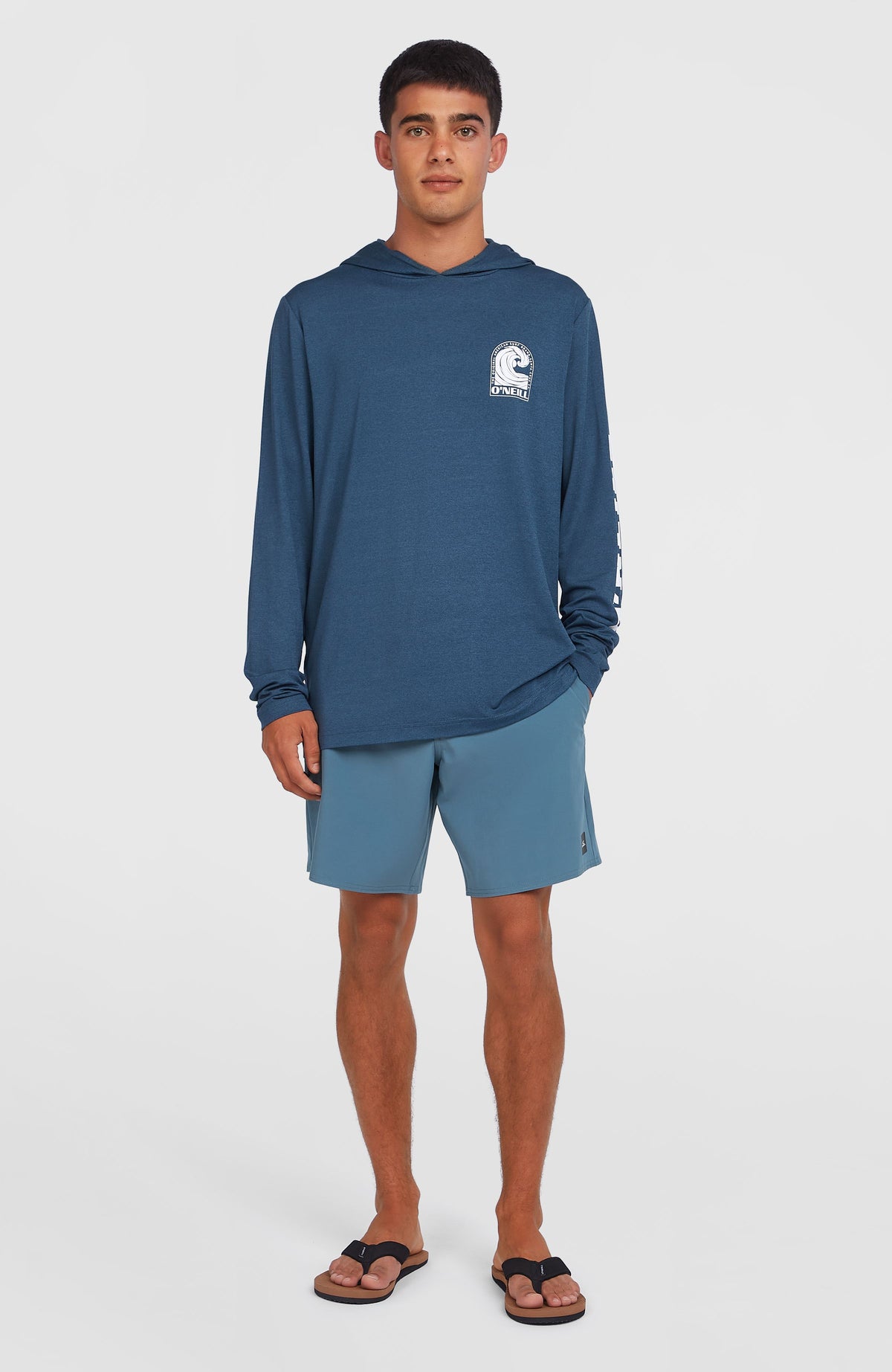 UPF Hoodie für Herren, blau mit Logo-Print in Weiß, Ganzkörperansicht von vorne am Model