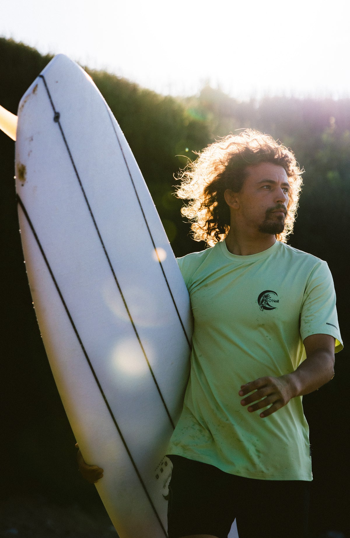 O'Riginals Hybrid T-Shirt für Herren, grün, getragen am Model mit Surfboard im Freien