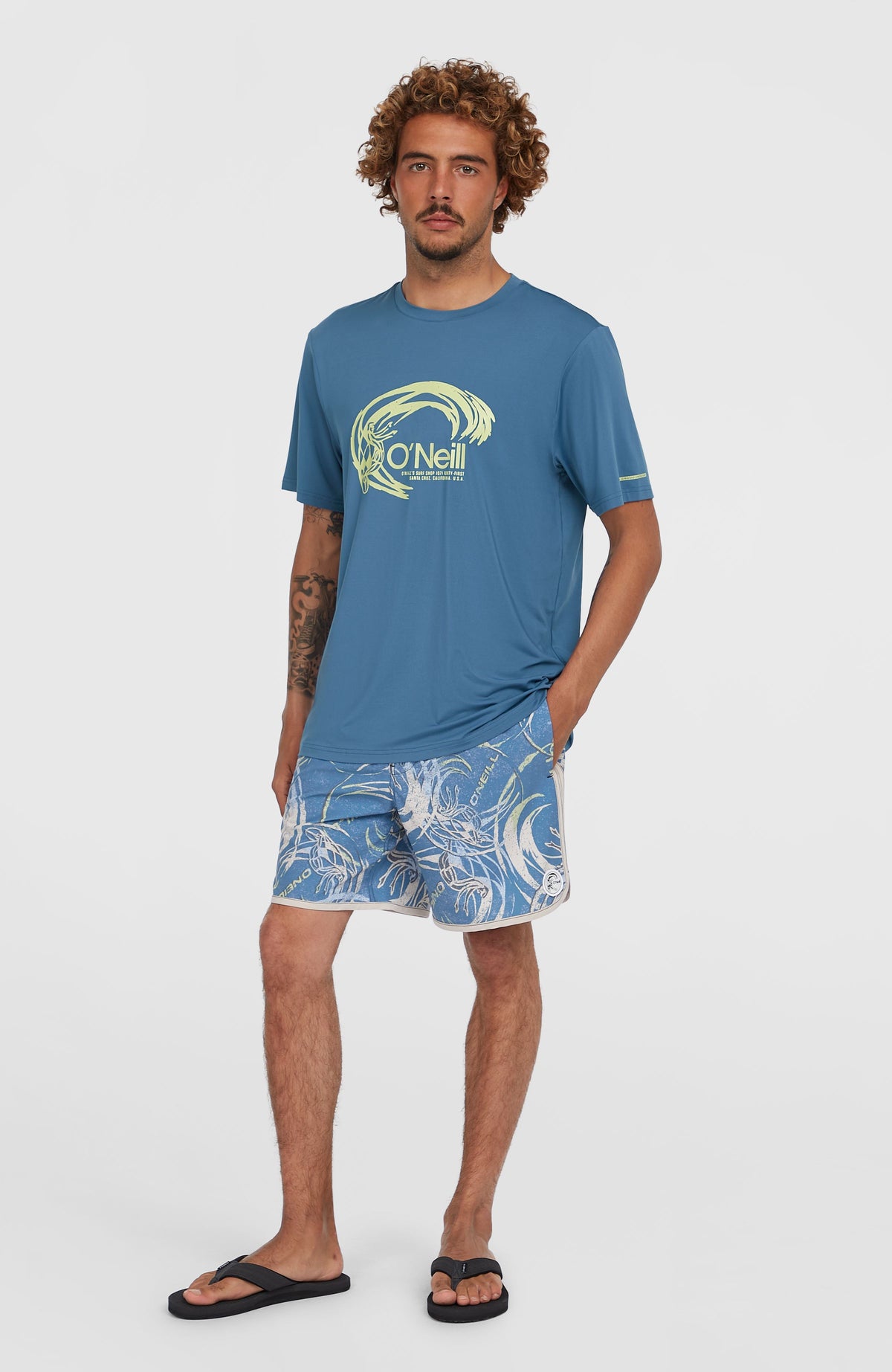 O'Riginals Hybrid T-Shirt für Herren, blau mit Logo-Print in Gelb, Ganzkörperansicht am Model