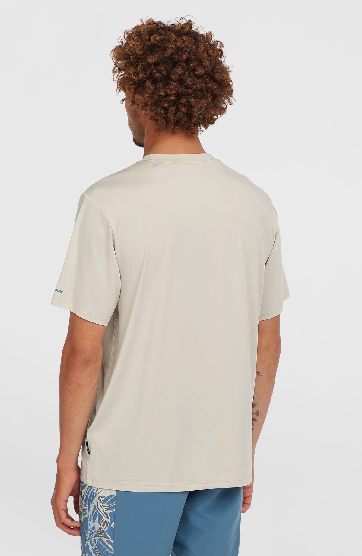 O'Riginals Hybrid UPF 50+ Graphic T-Shirt für Herren, beige, Rückansicht am Model