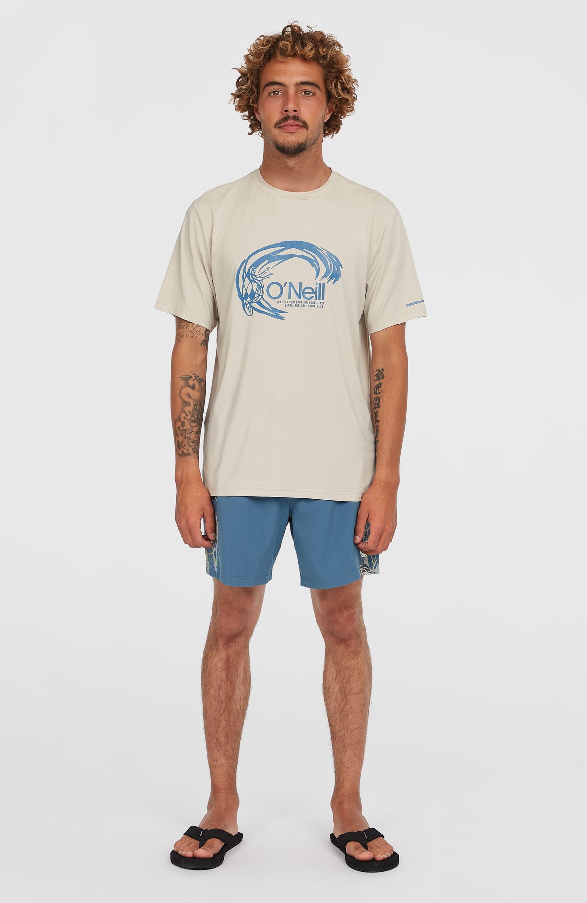 O'Riginals Hybrid UPF 50+ Graphic T-Shirt für Herren, beige mit Grafik-Print in Blau, Ganzkörperansicht am Model