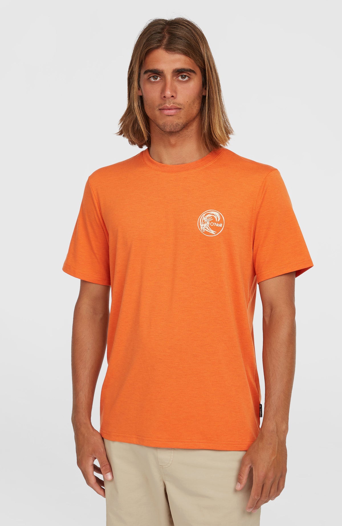 O'Neill O'Riginals Hybrid T-Shirt für Herren, orange mit Logo-Print in Cremeweiß, getragen am Model, Vorderansicht
