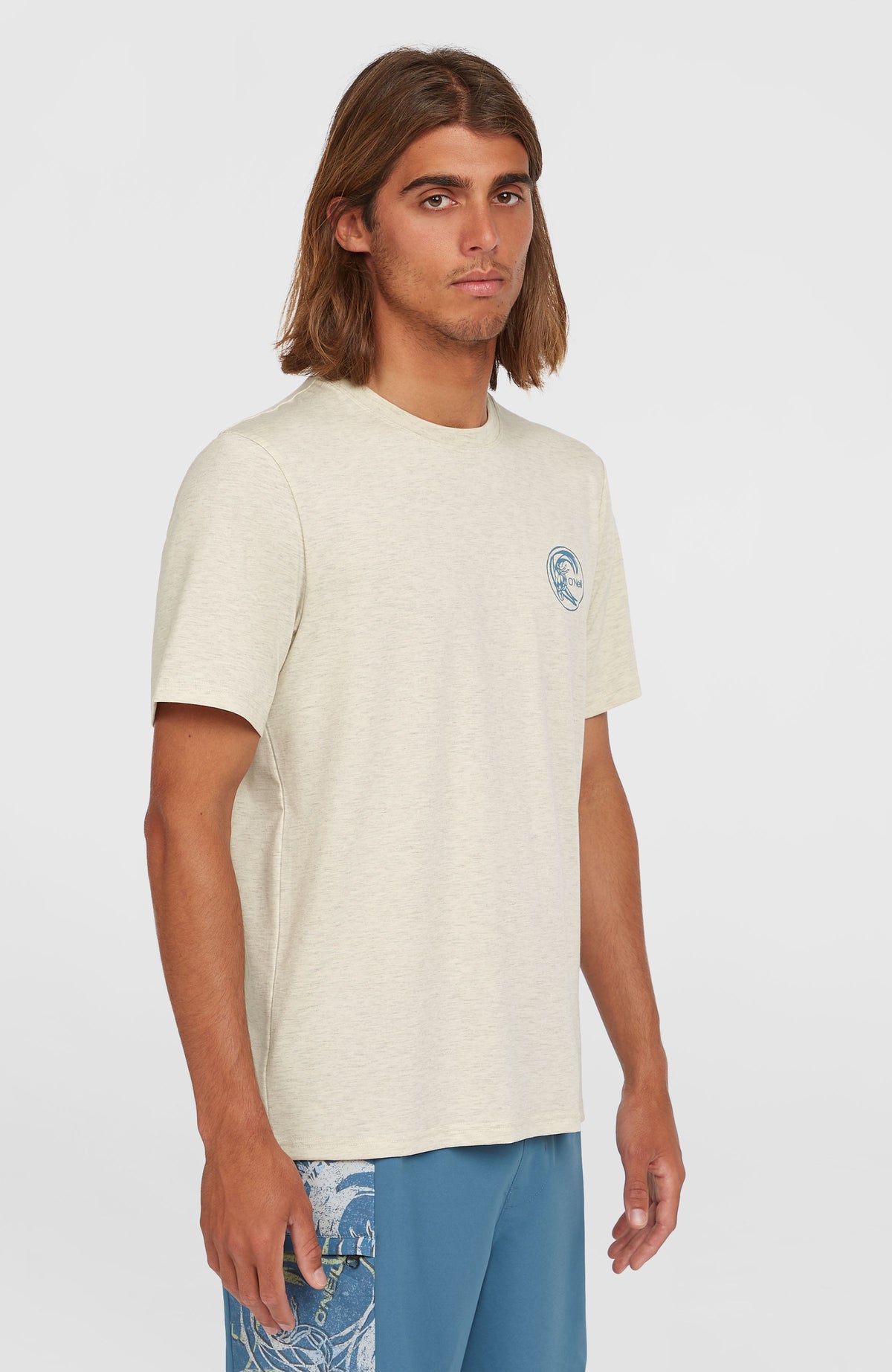 O'Neill O'Riginals Hybrid T-Shirt für Herren, beige mit Logo-Print in Blau, Vorderansicht am Model