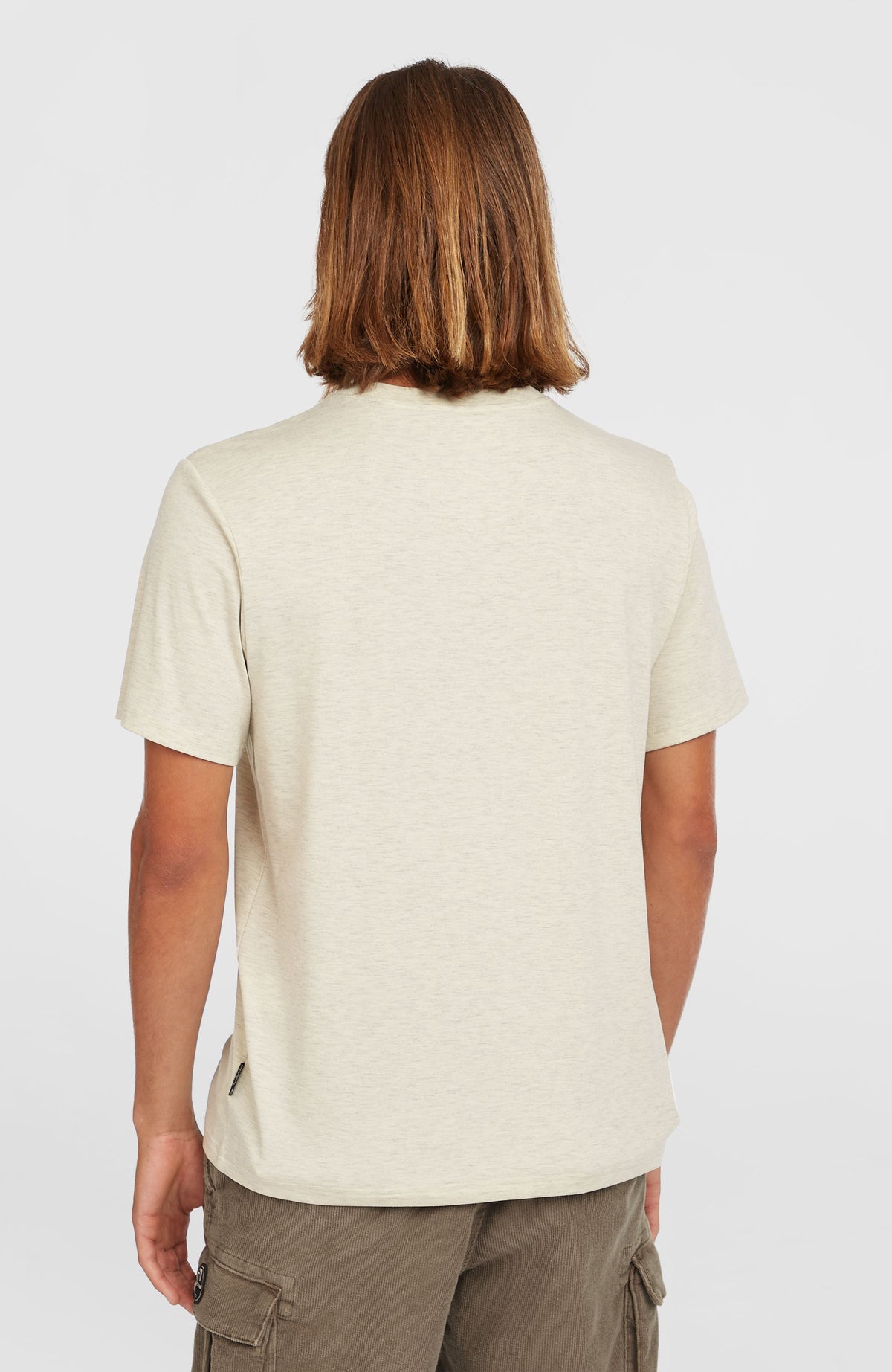 O'Riginals Hybrid T-Shirt für Herren, beige, Rückansicht getragen am Model mit kleinem Label am Saum