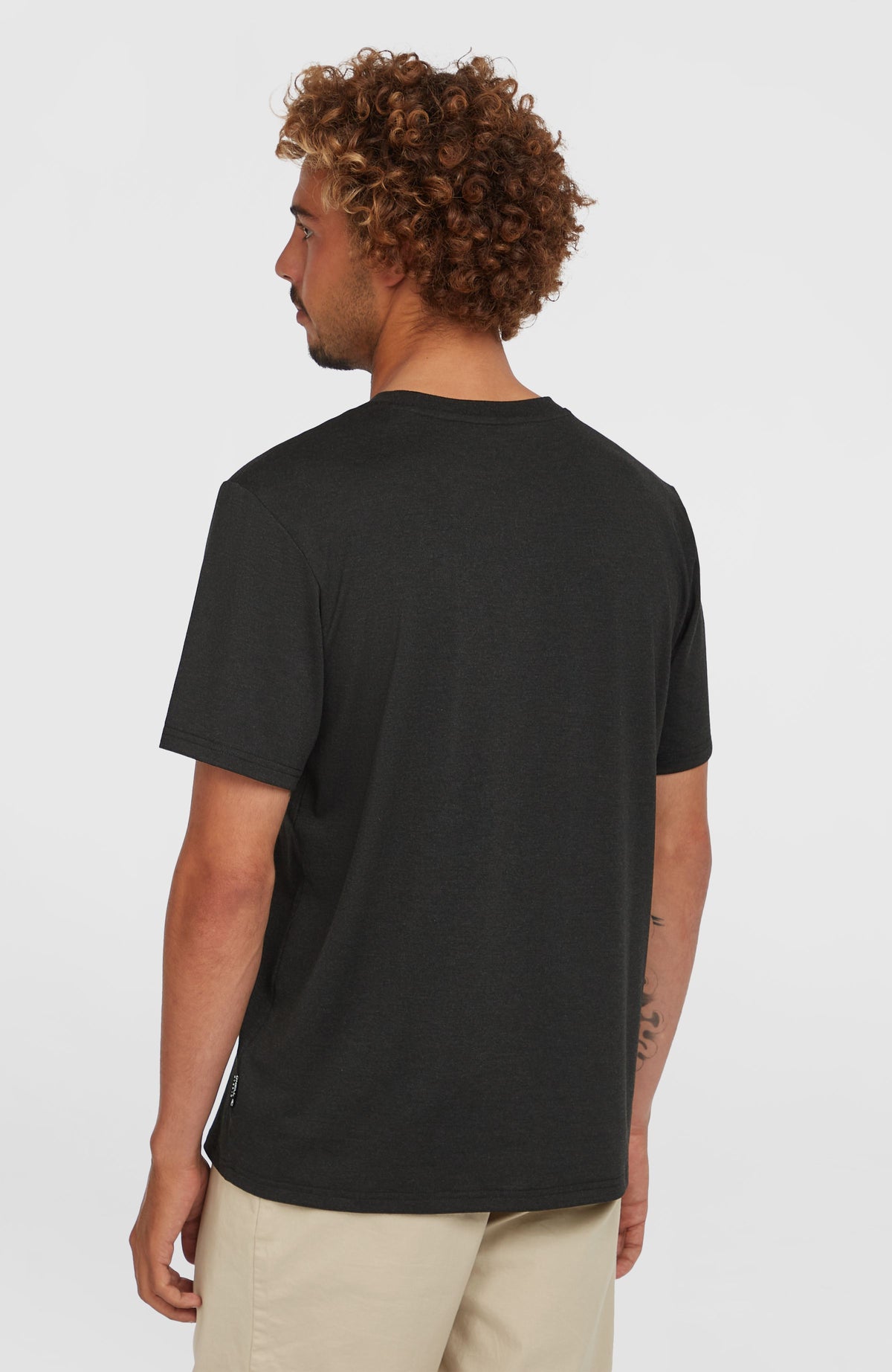 O'Riginals Hybrid T-Shirt für Herren, schwarz, getragen am Model, Rückansicht