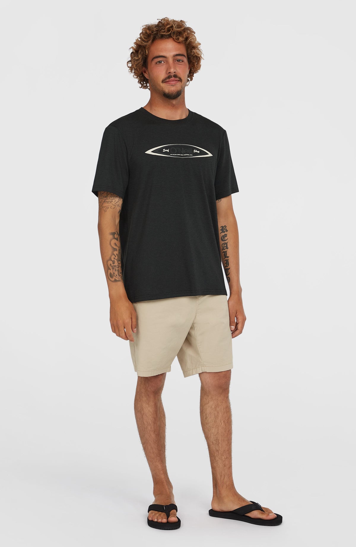 O'Riginals Hybrid T-Shirt für Herren, schwarz mit Logo-Print in Weiß, Ganzkörperansicht am Model