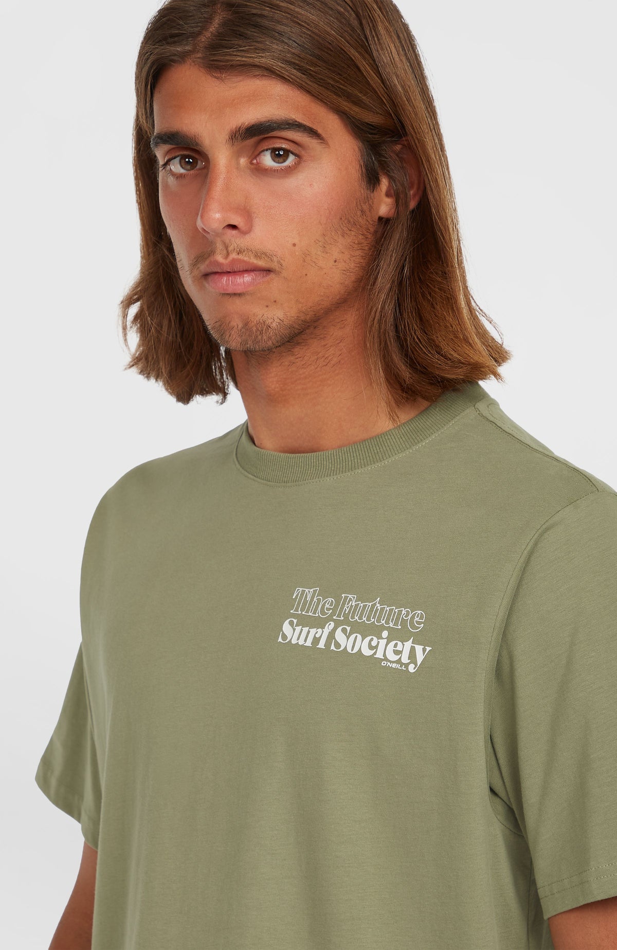 Future Surf Society T-Shirt für Herren, grün mit Logo-Print in Weiß, Nahaufnahme des Kragens am Model