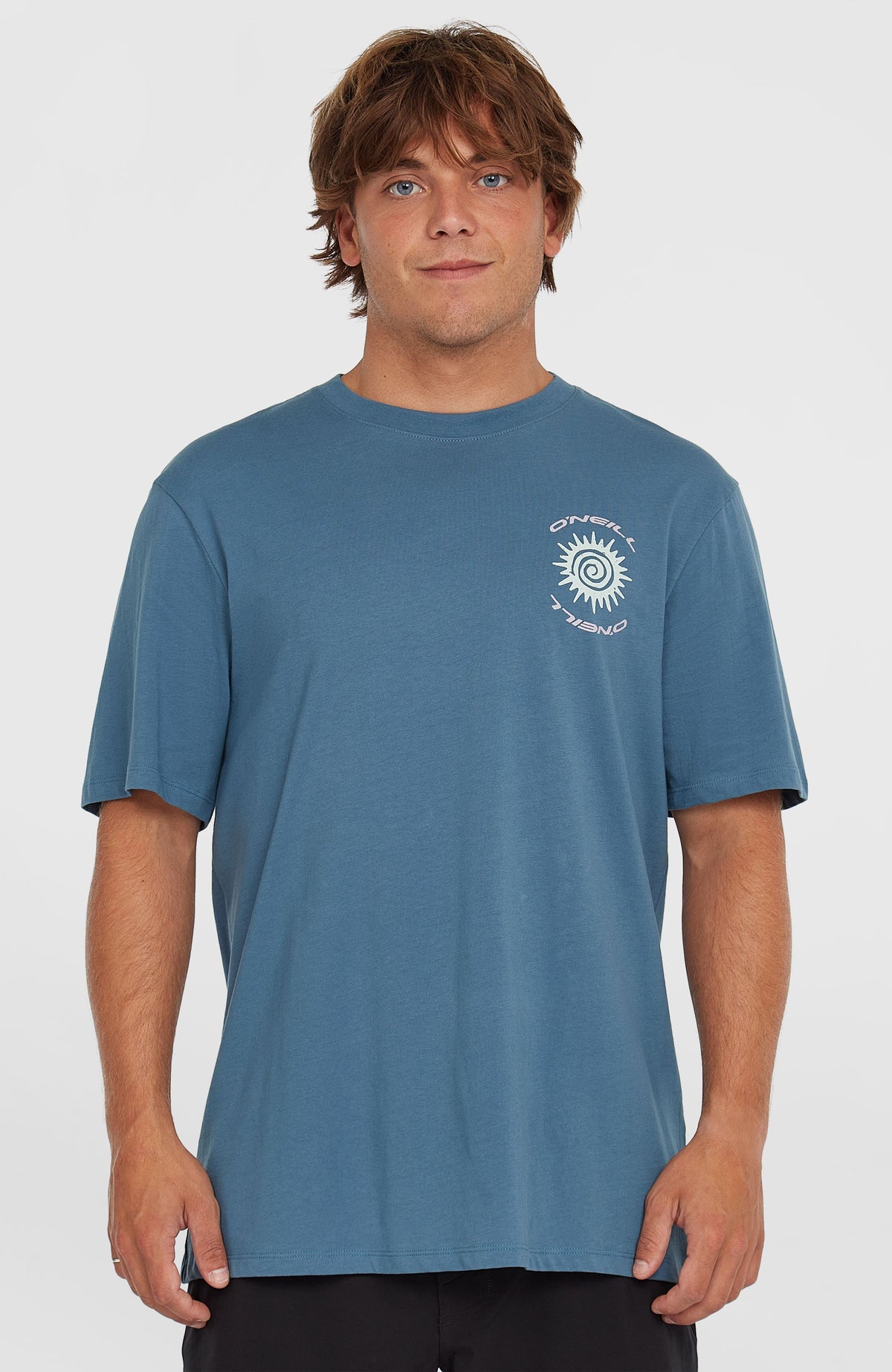 O'Neill Photo Print T-Shirt für Herren, blau mit Foto-Print in Weiß, Vorderansicht mit Rundhalsausschnitt am Model