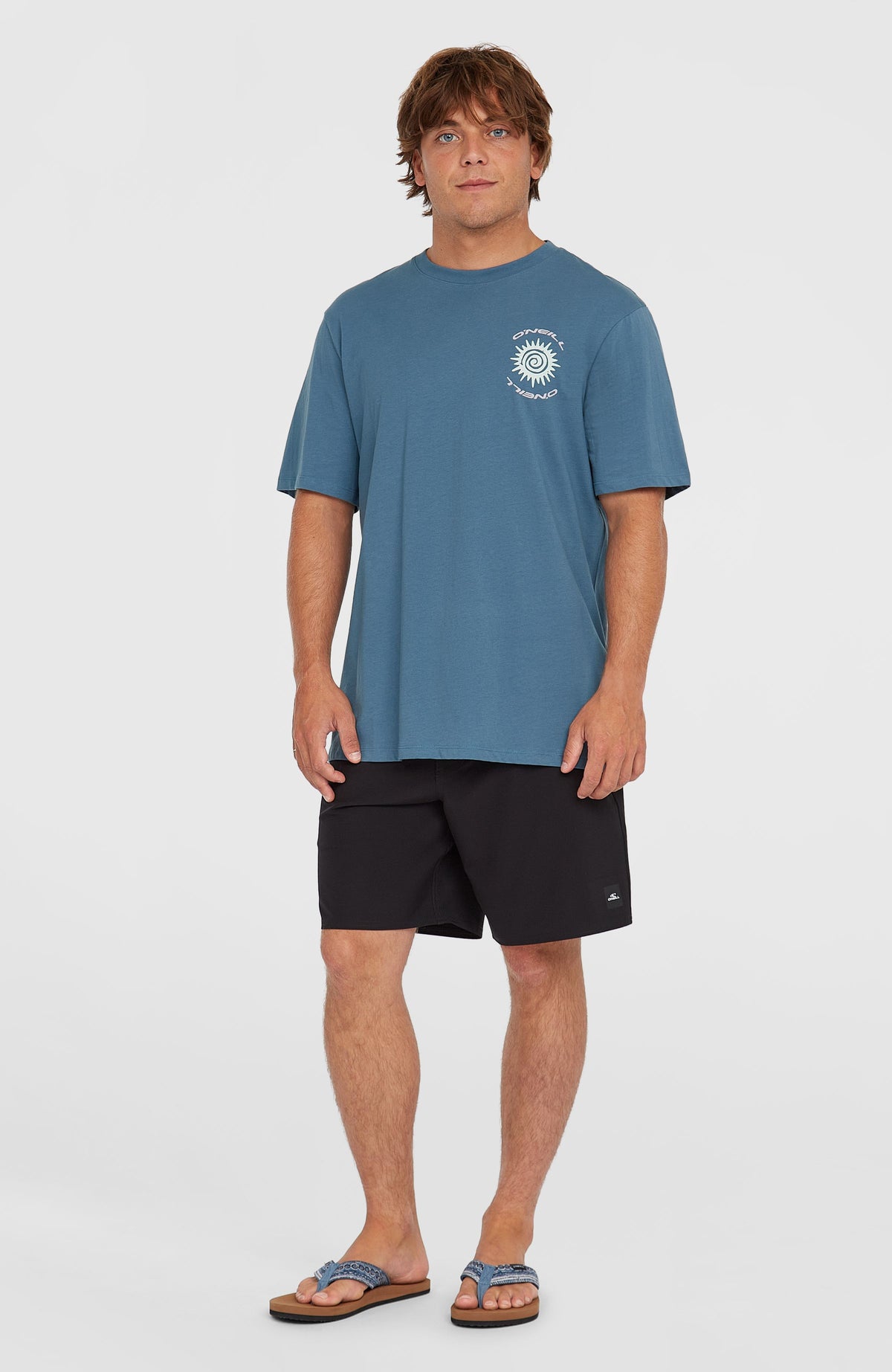 Photo Print T-Shirt für Herren, blau mit Foto-Print in Weiß, Ganzkörperansicht von vorne, getragen am Model