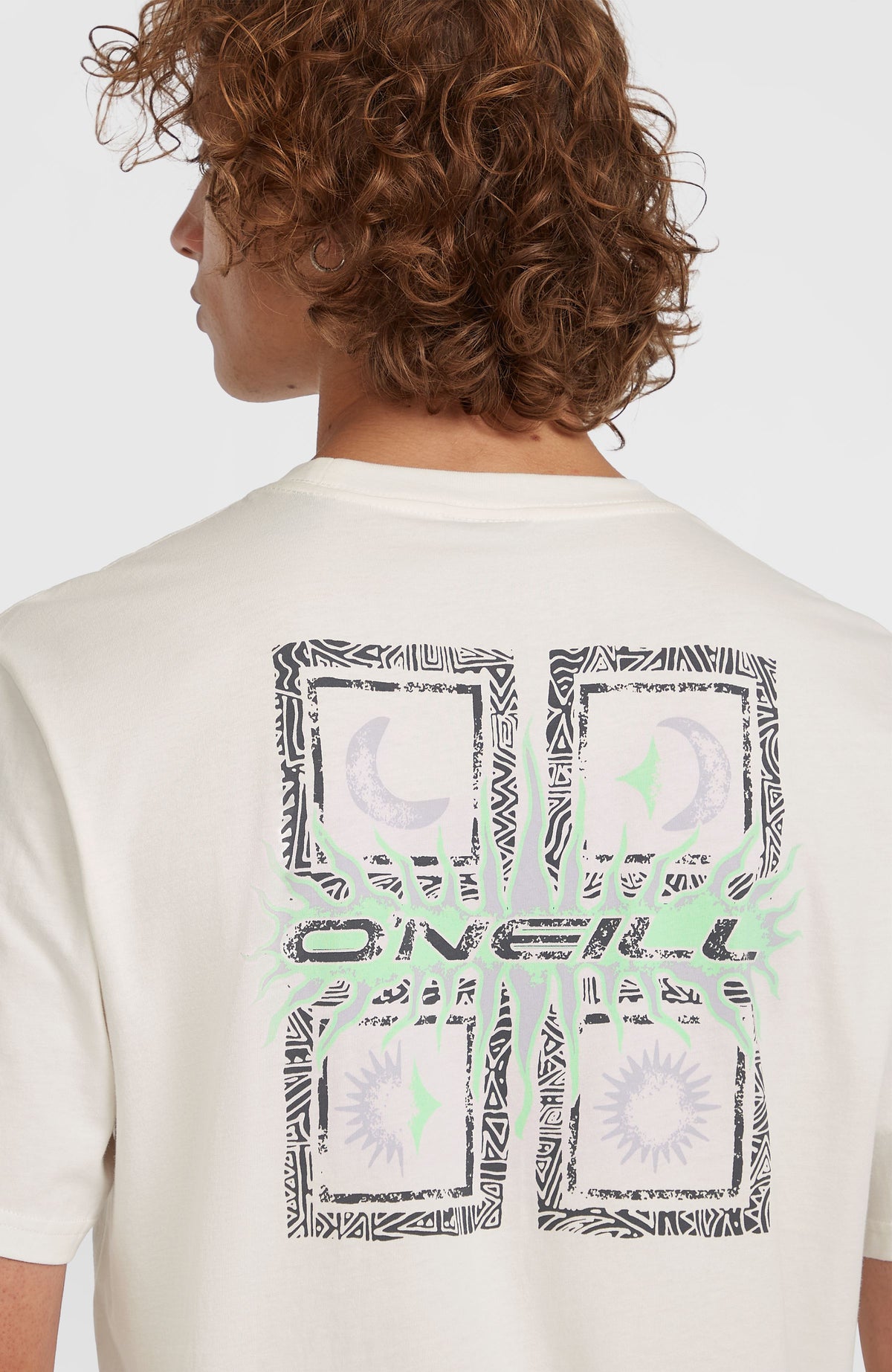 Retro Graphic T-Shirt für Herren, weiß mit Grafik-Print in Schwarz und Grün, Nahaufnahme des Rückenprints am Model