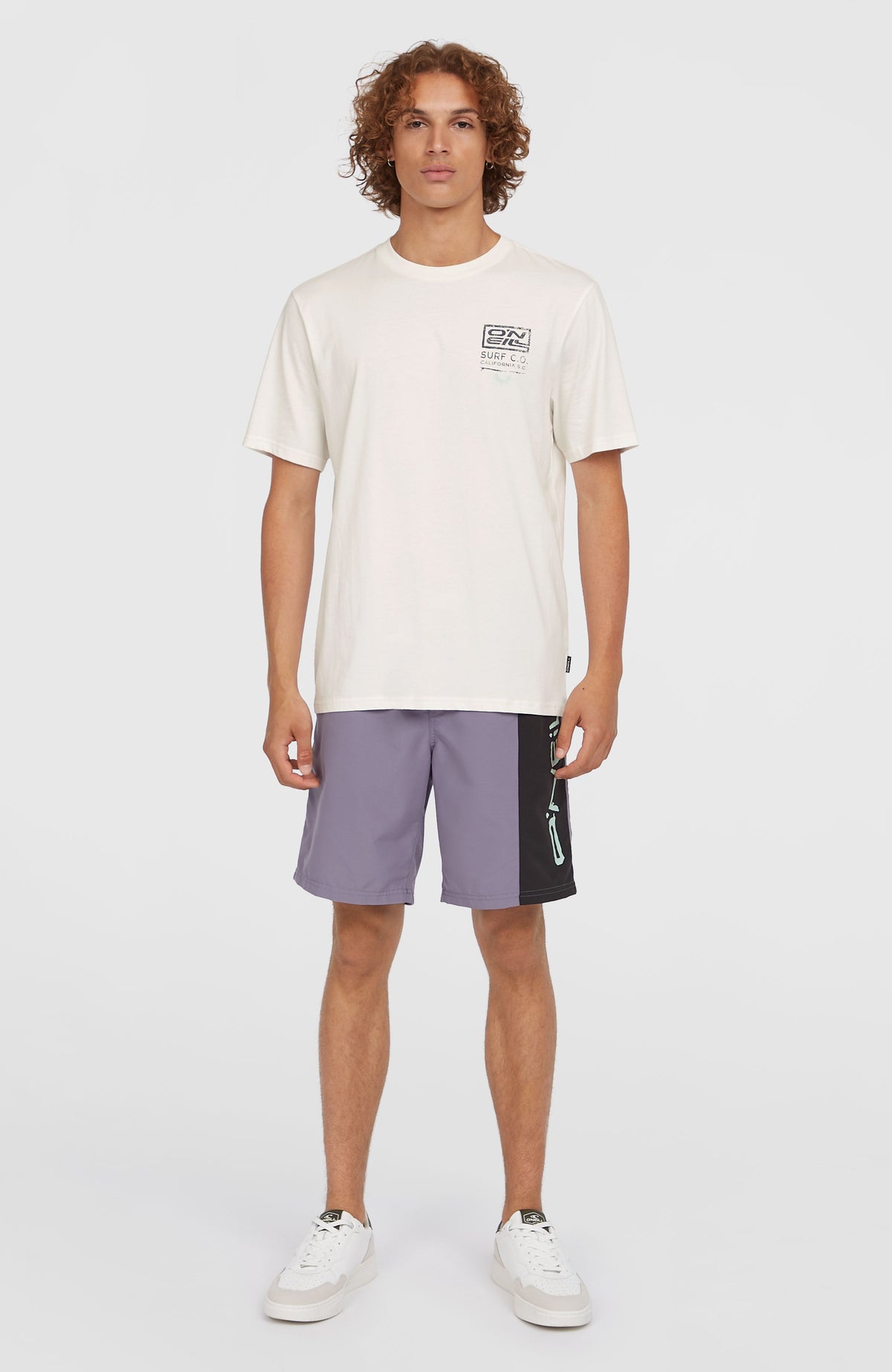 Retro Graphic T-Shirt für Herren, weiß mit Grafik-Print in Schwarz und Grün, Ganzkörperansicht am Model