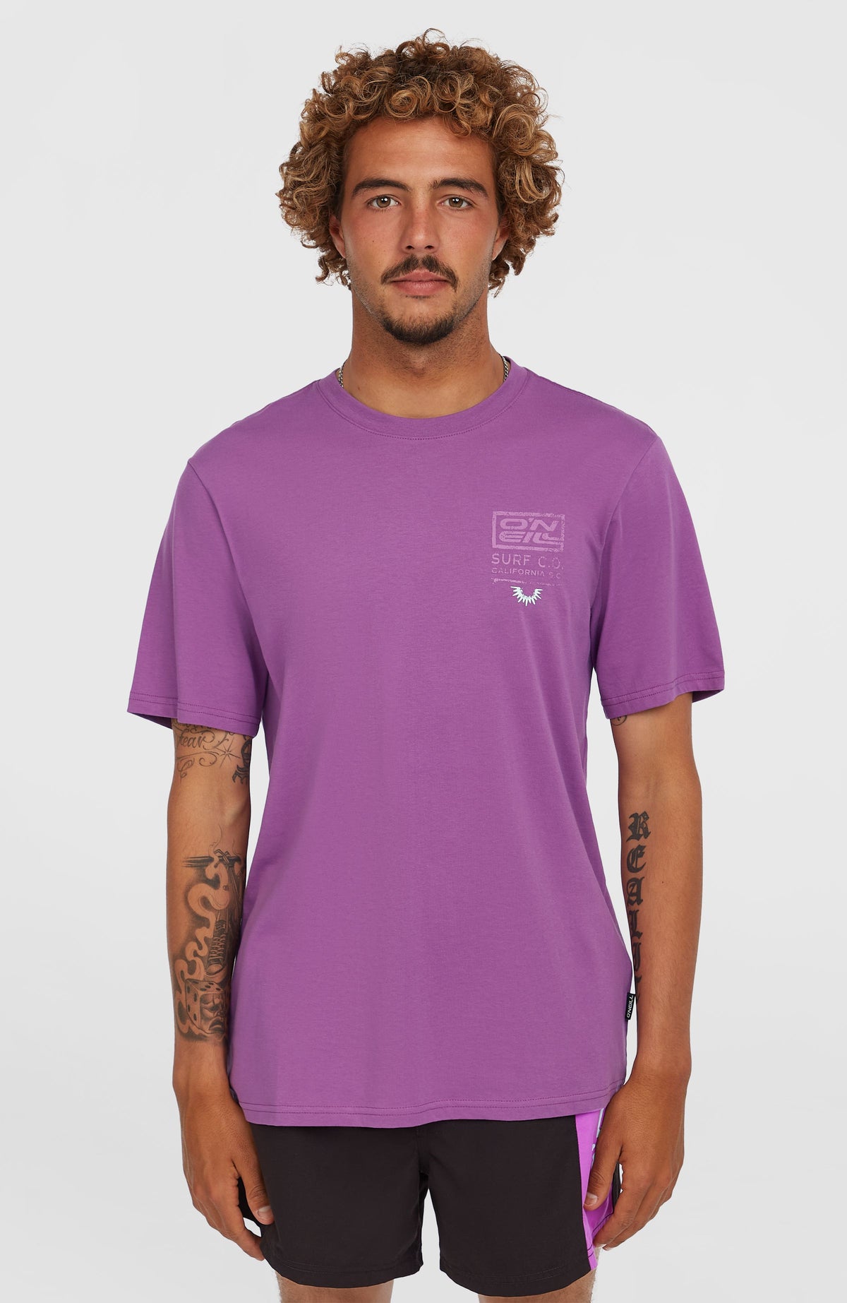 O'Neill Retro Graphic T-Shirt für Herren, lila mit Grafik-Print in Weiß, Vorderansicht am Model