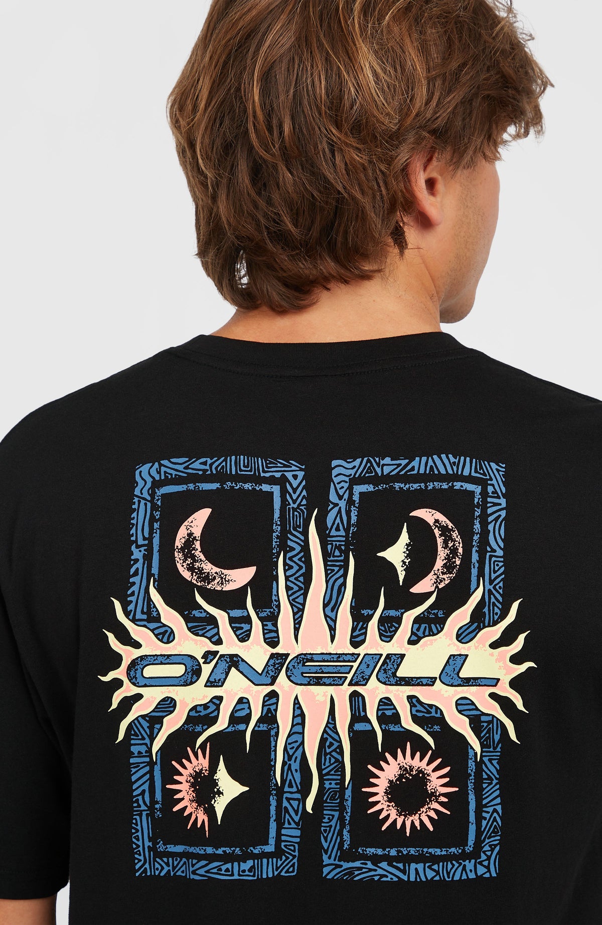 Retro Graphic T-Shirt für Herren, schwarz mit Grafik-Print in Blau und Gelb, Nahaufnahme der Rückenansicht