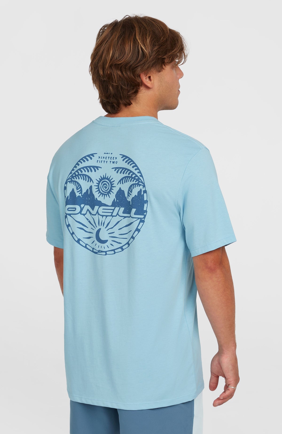 Back Print T-Shirt für Herren, blau mit Grafik-Print in Dunkelblau, Rückansicht am Model