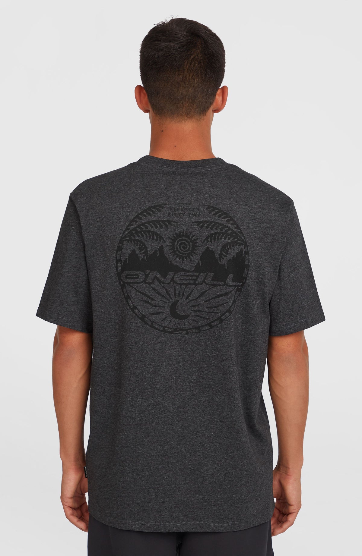 Back Print T-Shirt für Herren, schwarz mit Grafikprint in Schwarz, Rückansicht am Model