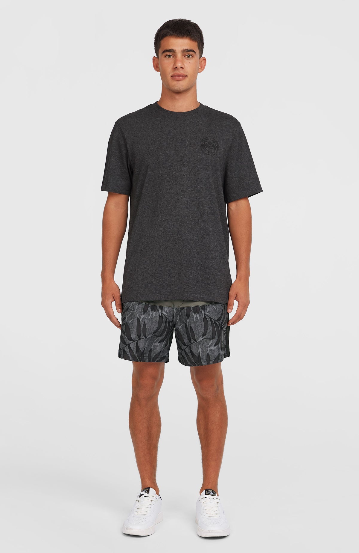 Schwarzes Back Print T-Shirt für Herren, getragen am Model, Ganzkörperansicht von vorne