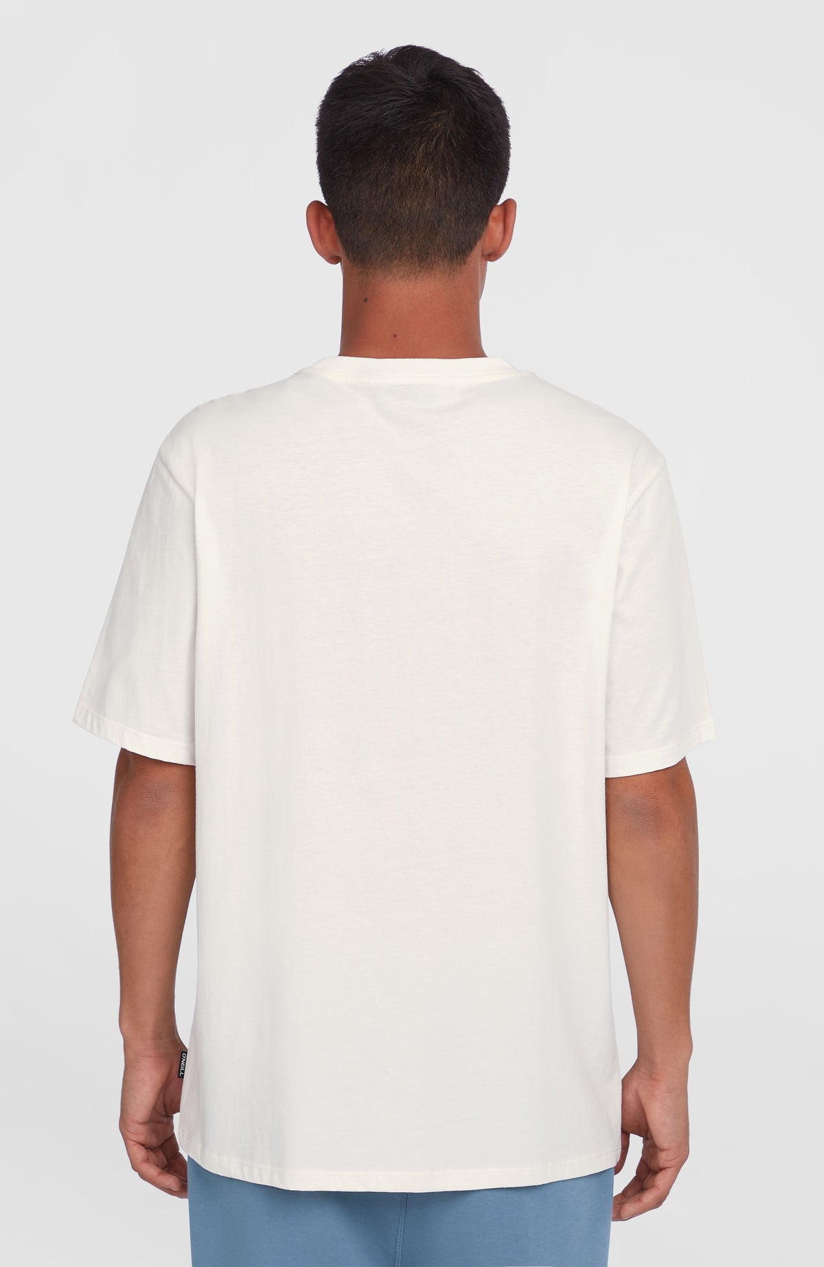 Front Graphic T-Shirt für Herren, weiß, Rückansicht getragen am Model mit kurzen Ärmeln und geradem Saum
