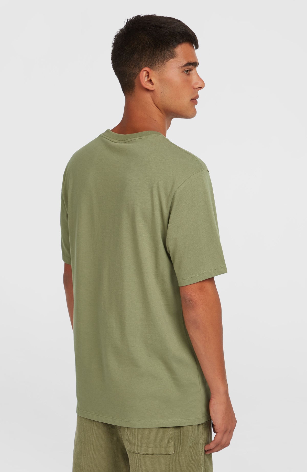 Front Graphic T-Shirt für Herren, grün, getragen am Model von hinten, schlichte einfarbige Rückseite