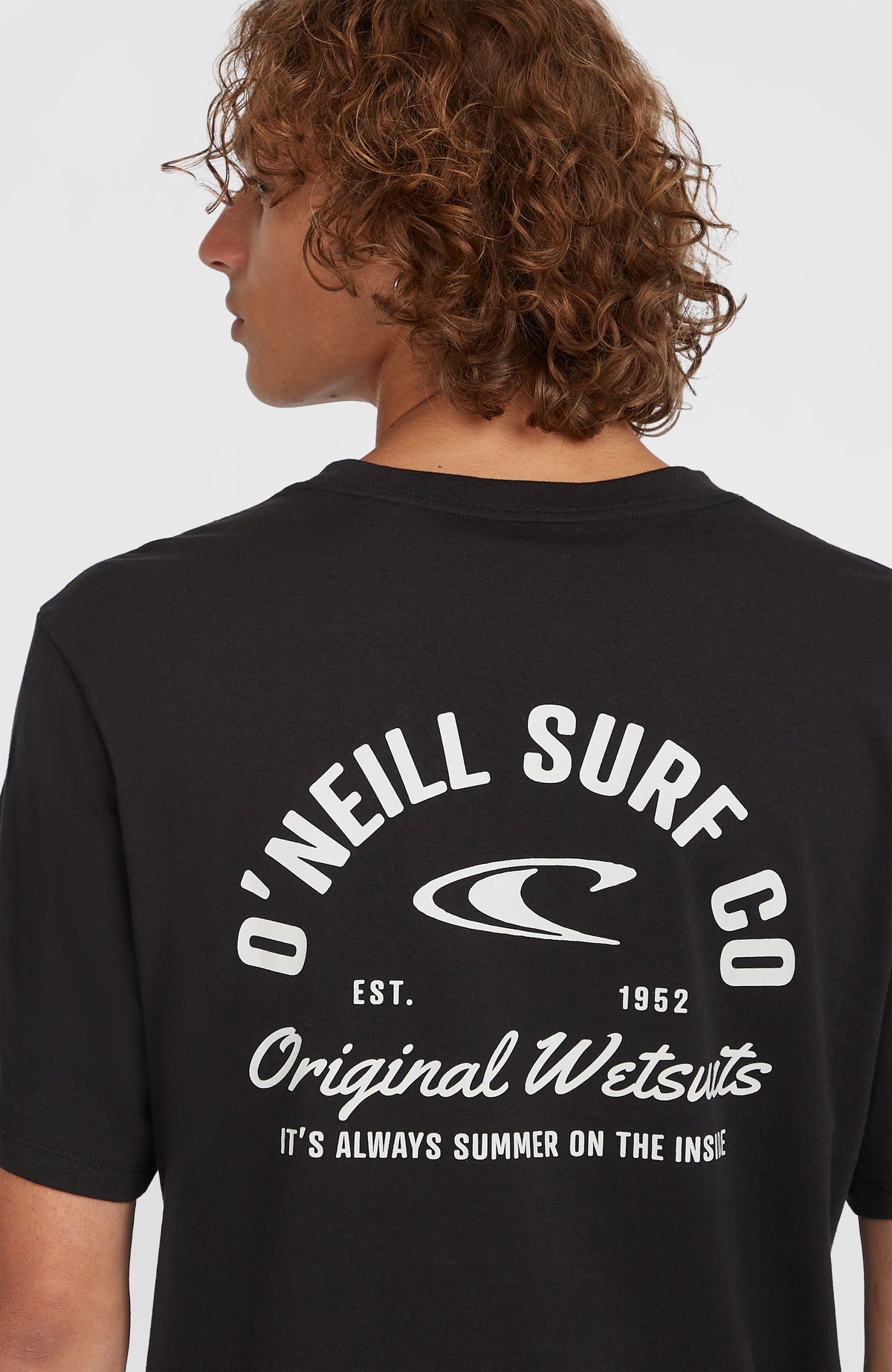 Surf Co T-Shirt für Herren, schwarz, Nahaufnahme des Logo-Prints auf der Rückseite