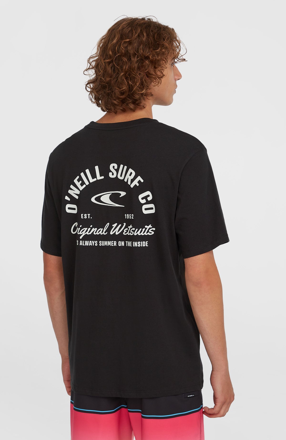 Surf Co T-Shirt für Herren, schwarz mit Logo-Print in Weiß, Rückansicht am Model