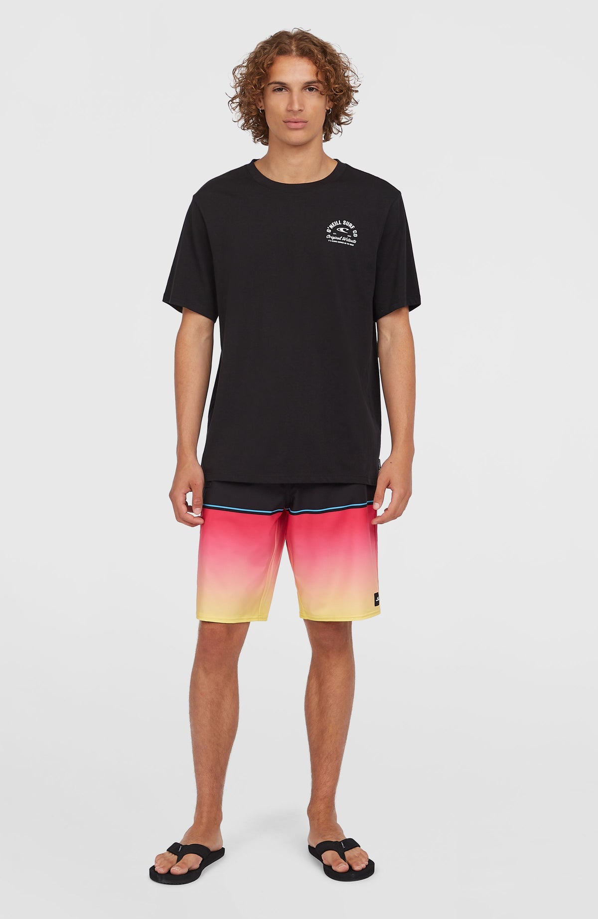 Surf Co T-Shirt für Herren, schwarz mit Logo-Print in Weiß, Ganzkörperansicht am Model