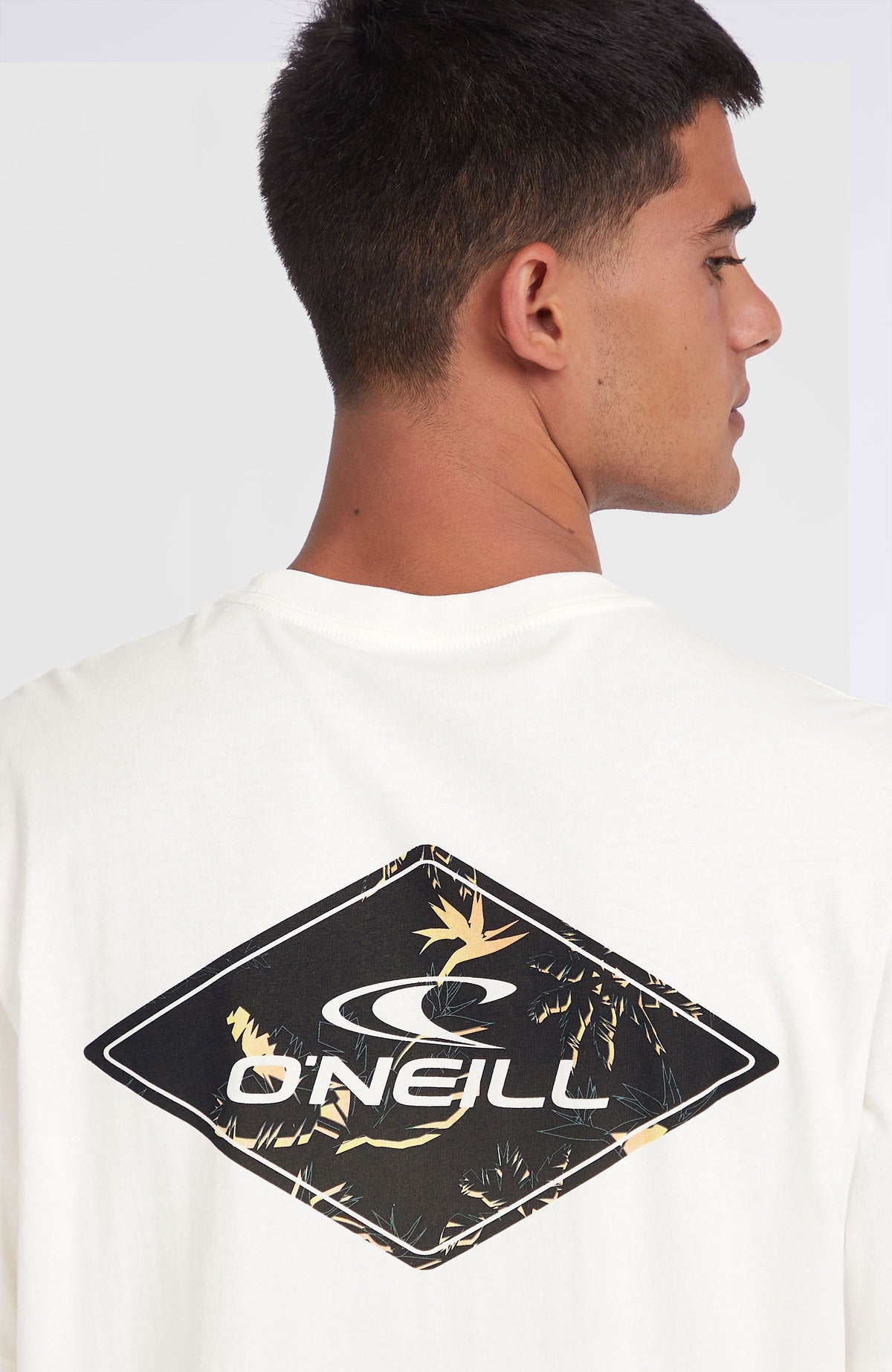 Nahaufnahme des großen Rückenprints des weißen Sun T-Shirt mit Logo-Print in Schwarz und Gelb am Model