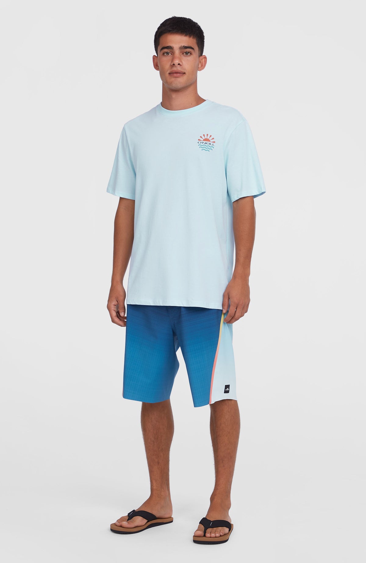 Sun T-Shirt für Herren, blau mit Logo-Print in Orange und Türkis, Ganzkörperansicht am Model