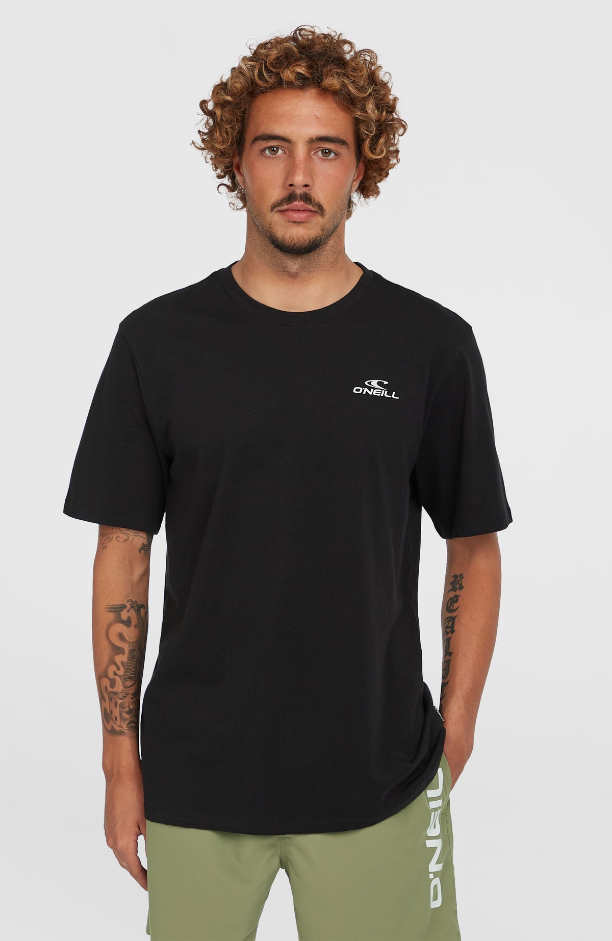 O'Neill Sun T-Shirt für Herren, schwarz mit Logo-Print in Weiß und Grün, Vorderansicht am Model