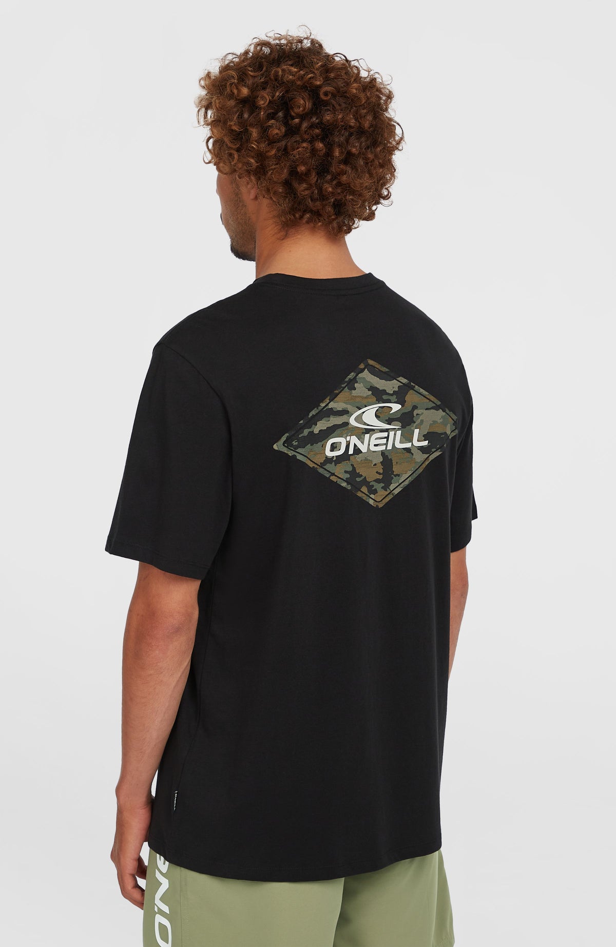 Sun T-Shirt für Herren, schwarz mit Logo-Print in Weiß und Grün, Dreiviertel-Rückansicht am Model