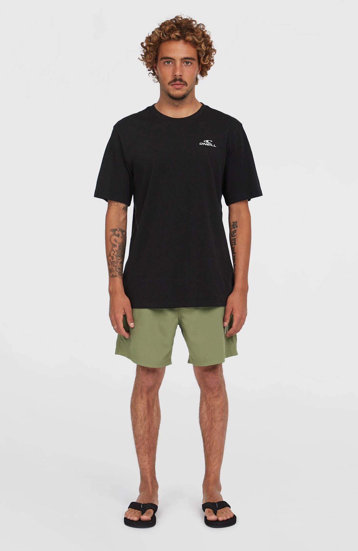 Sun T-Shirt für Herren, schwarz mit Logo-Print in Weiß und Grün, Ganzkörperansicht von vorne am Model
