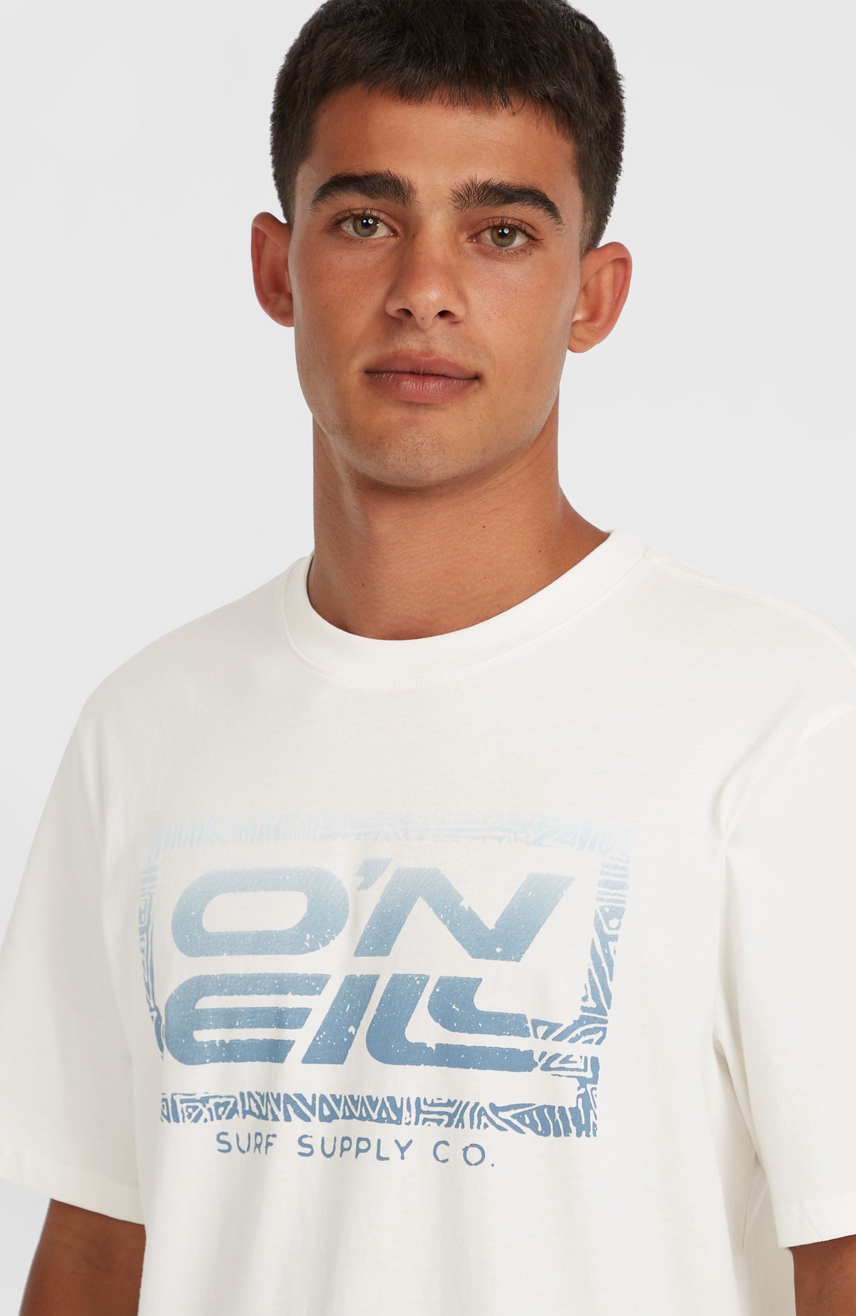 Gradient T-Shirt für Herren, weiß, Nahaufnahme von Rundhalsausschnitt und Logo-Print