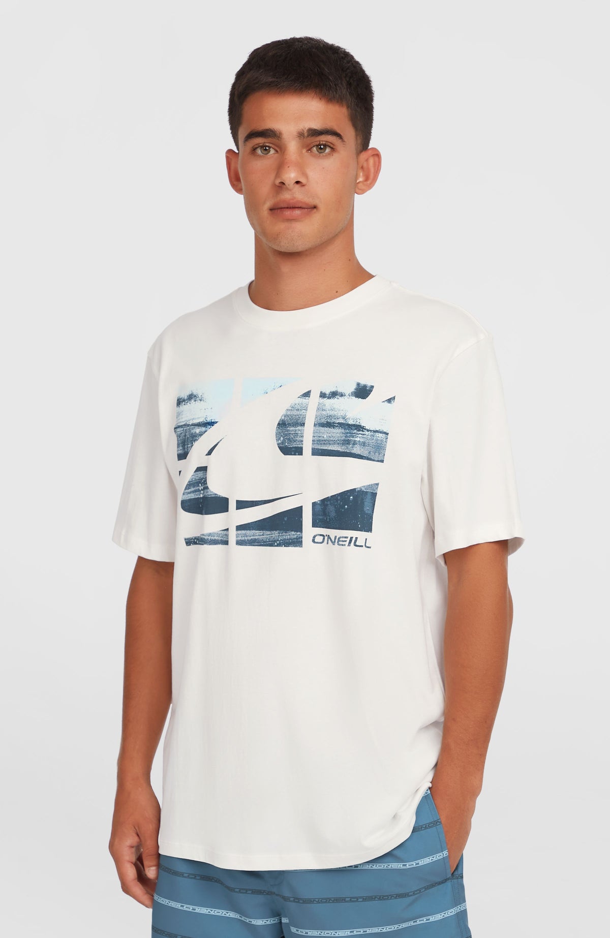 O'Neill Gradient T-Shirt für Herren, weiß mit Logo-Print in Blau, Vorderansicht getragen am Model