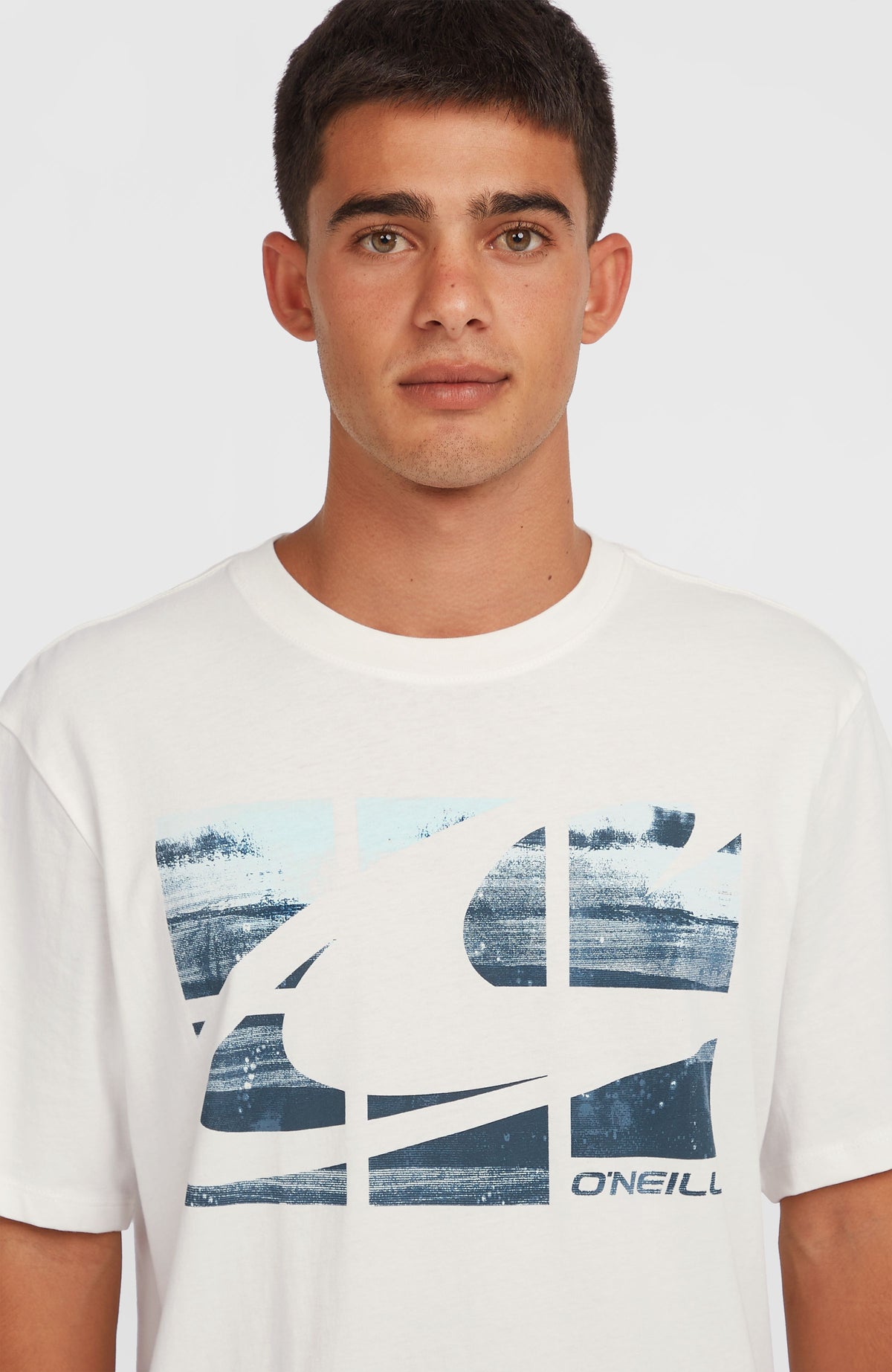 Gradient T-Shirt für Herren, weiß mit Logo-Print in Blau, Nahaufnahme von Rundhalsausschnitt und Print