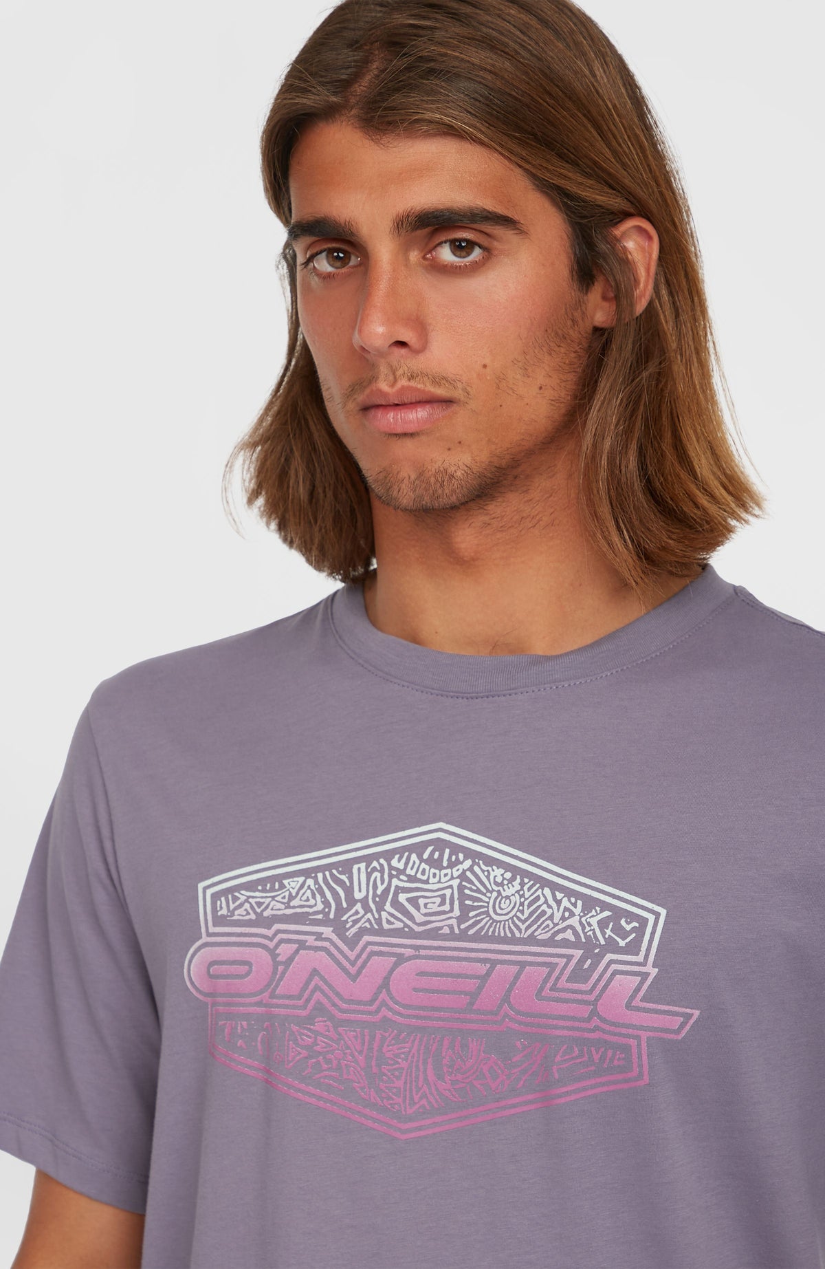 Nahaufnahme des Gradient T-Shirt für Herren in Lila mit Rundhalsausschnitt und Logo-Print auf der Brust