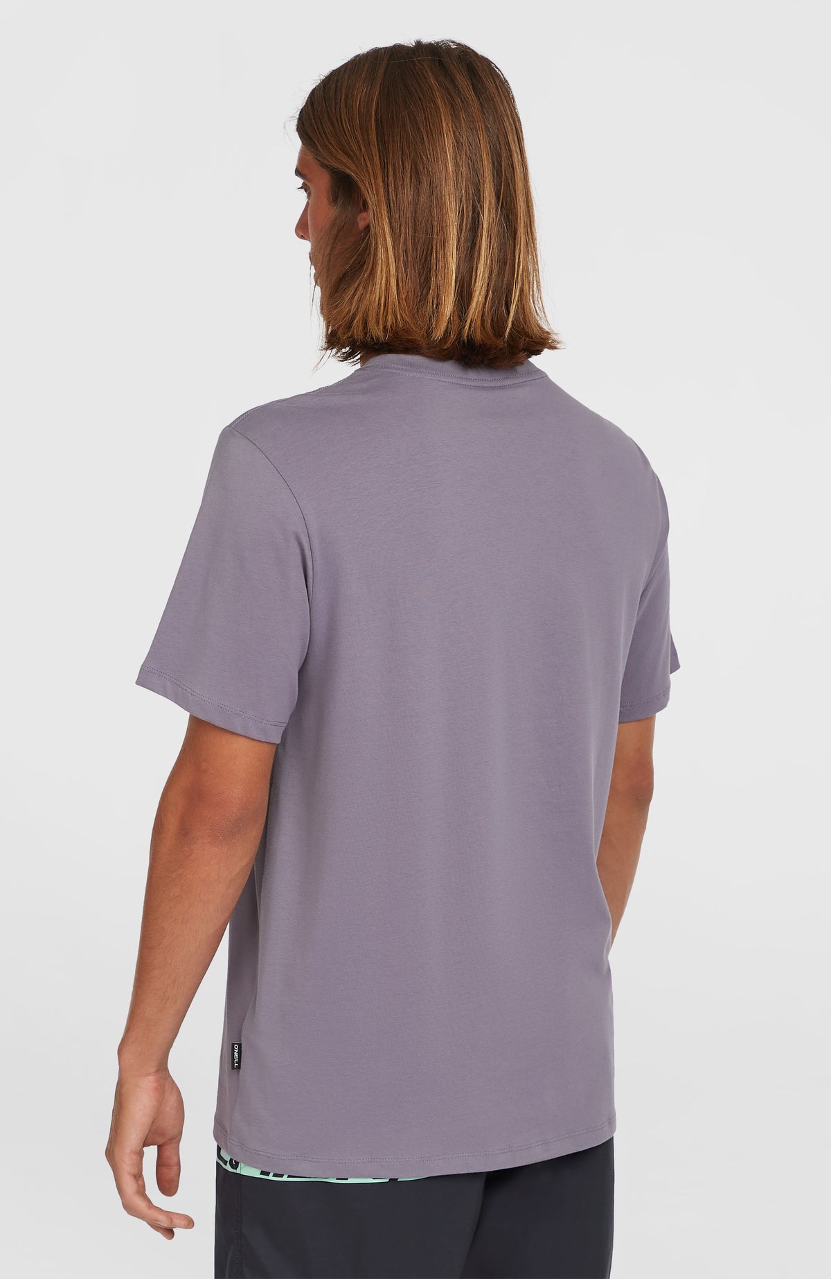 Gradient T-Shirt für Herren, lila, Rückansicht am Model mit kleinem Web-Label am Saum