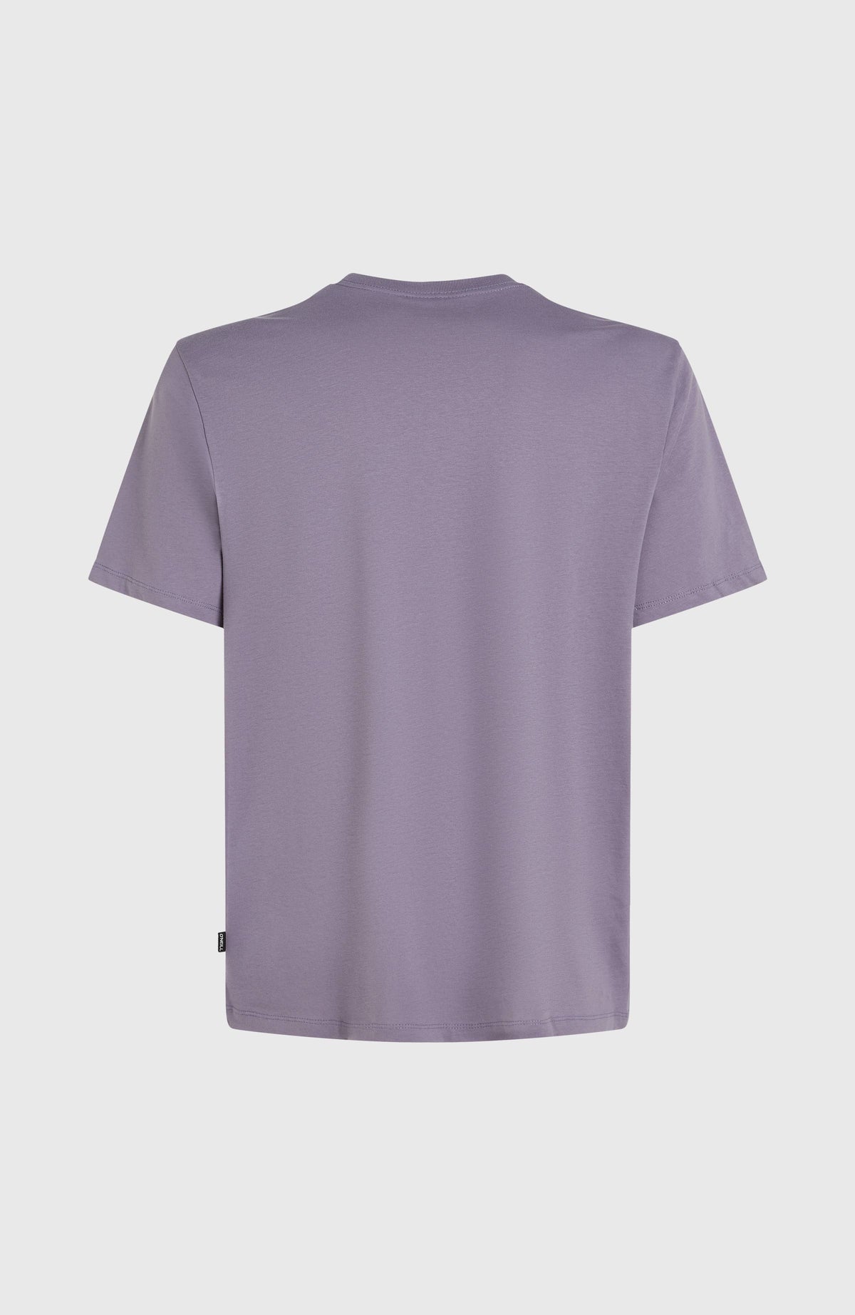 Lila Gradient T-Shirt für Herren, freigestellt von hinten mit dezentem Logo-Fähnchen am Saum