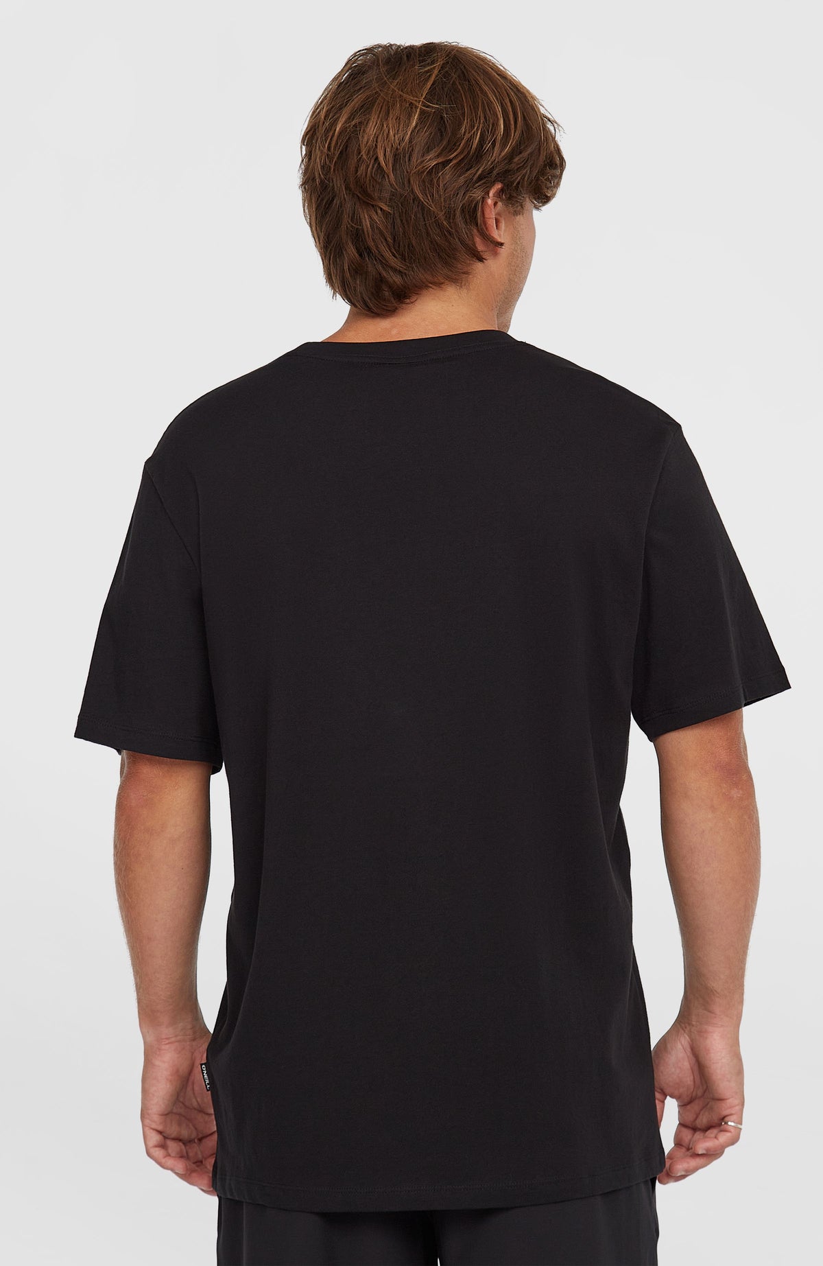 Gradient T-Shirt für Herren, schwarz, Rückansicht am Model mit kleinem Label-Flag am Saum